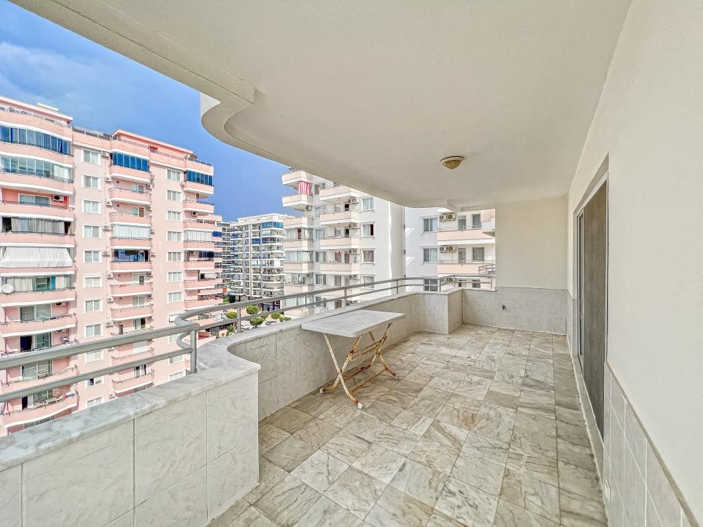 Zum Verkauf steht eine geräumige 2+1-Wohnung, nur 100 m vom Meer entfernt