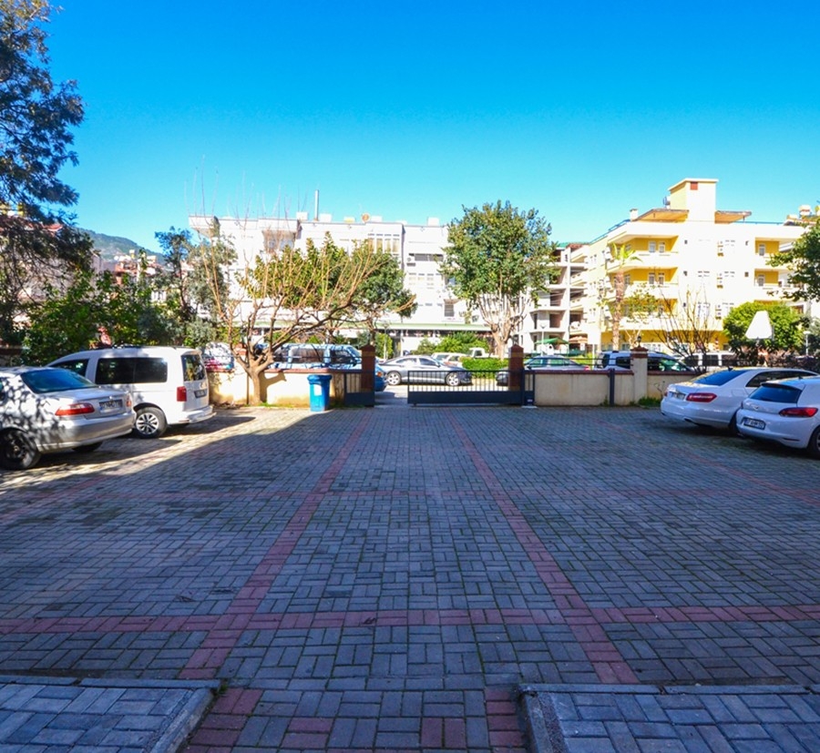 Spacious 2+1 Apartment in Alanya City Center with Mountain View