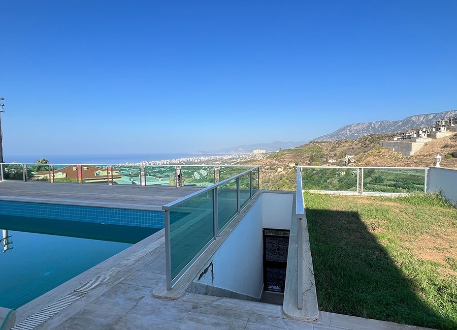 Stunning 5+1 Villa with Sea and Castle Views in Kargicak, Alanya