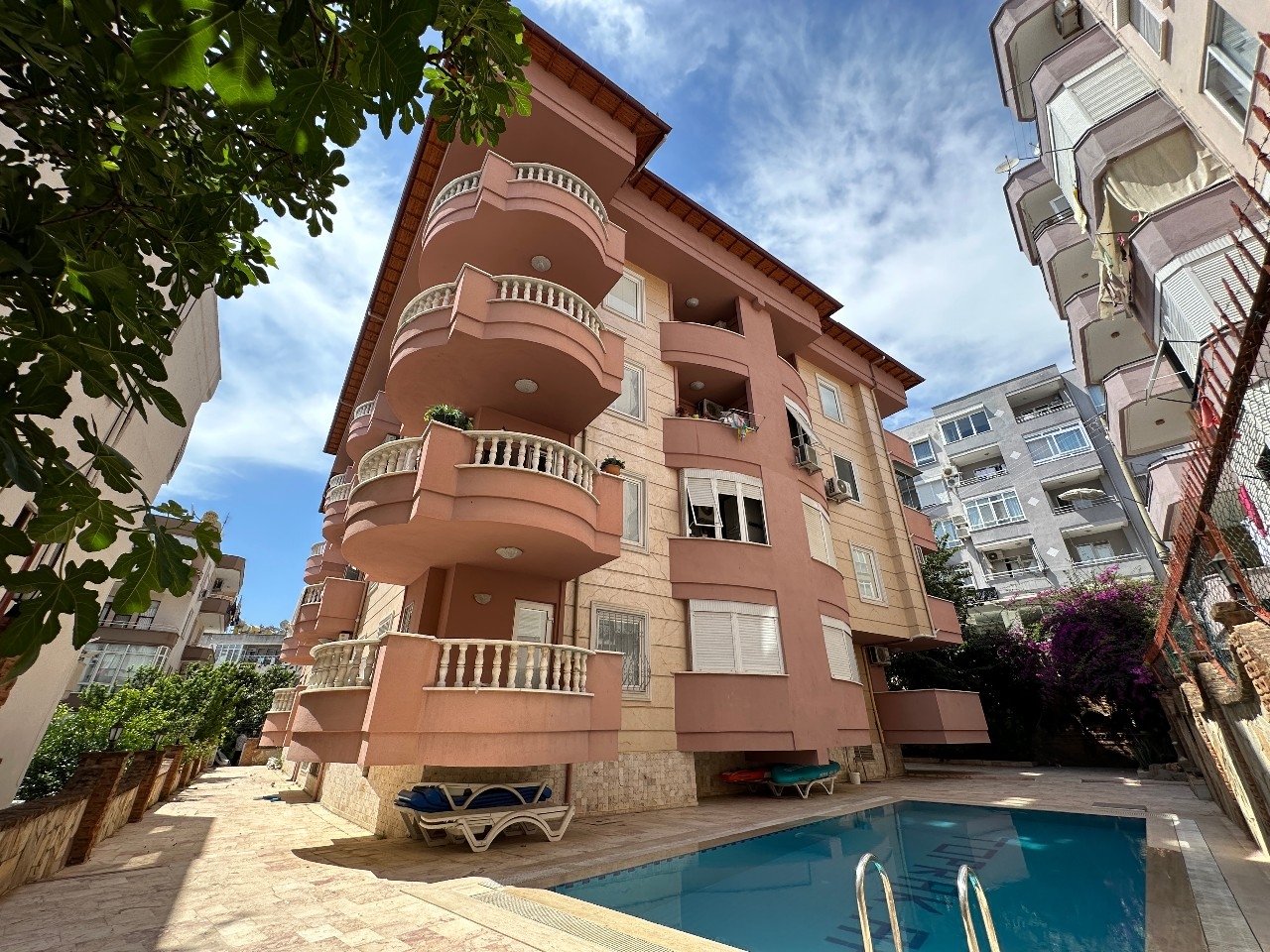 Rummelig 2+1 Lejlighed med Bjergudsigt i Alanya Center