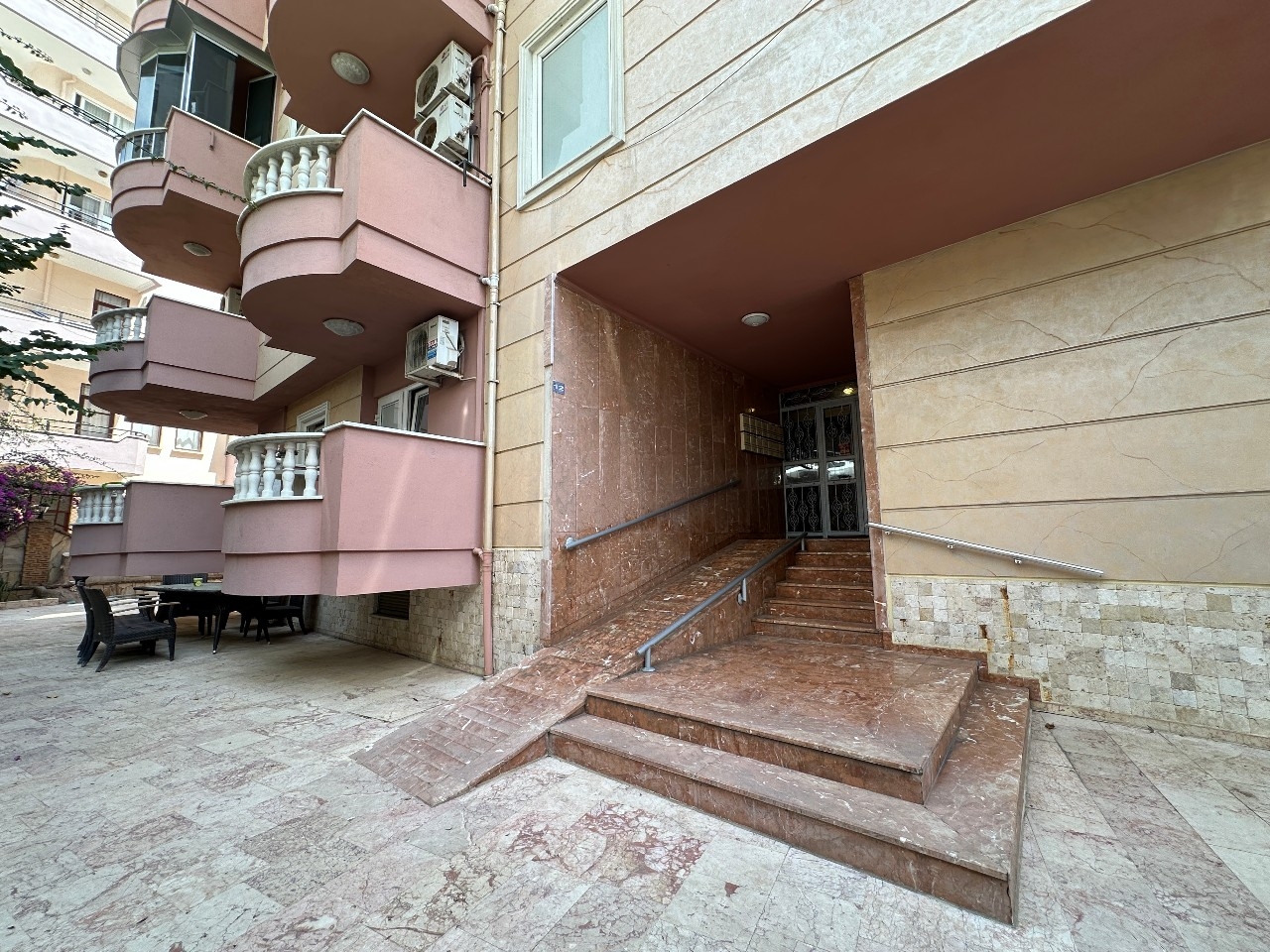 Rummelig 2+1 Lejlighed med Bjergudsigt i Alanya Center