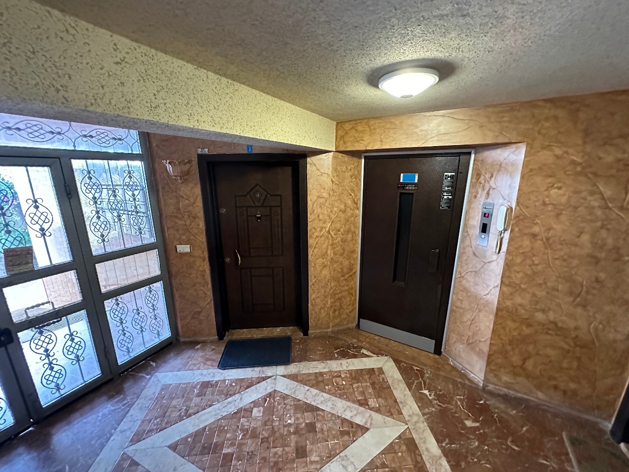 Rummelig 2+1 Lejlighed med Bjergudsigt i Alanya Center