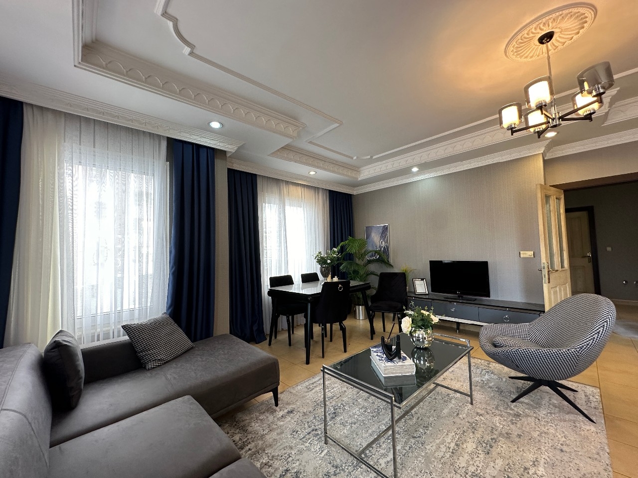 Rummelig 2+1 Lejlighed med Bjergudsigt i Alanya Center