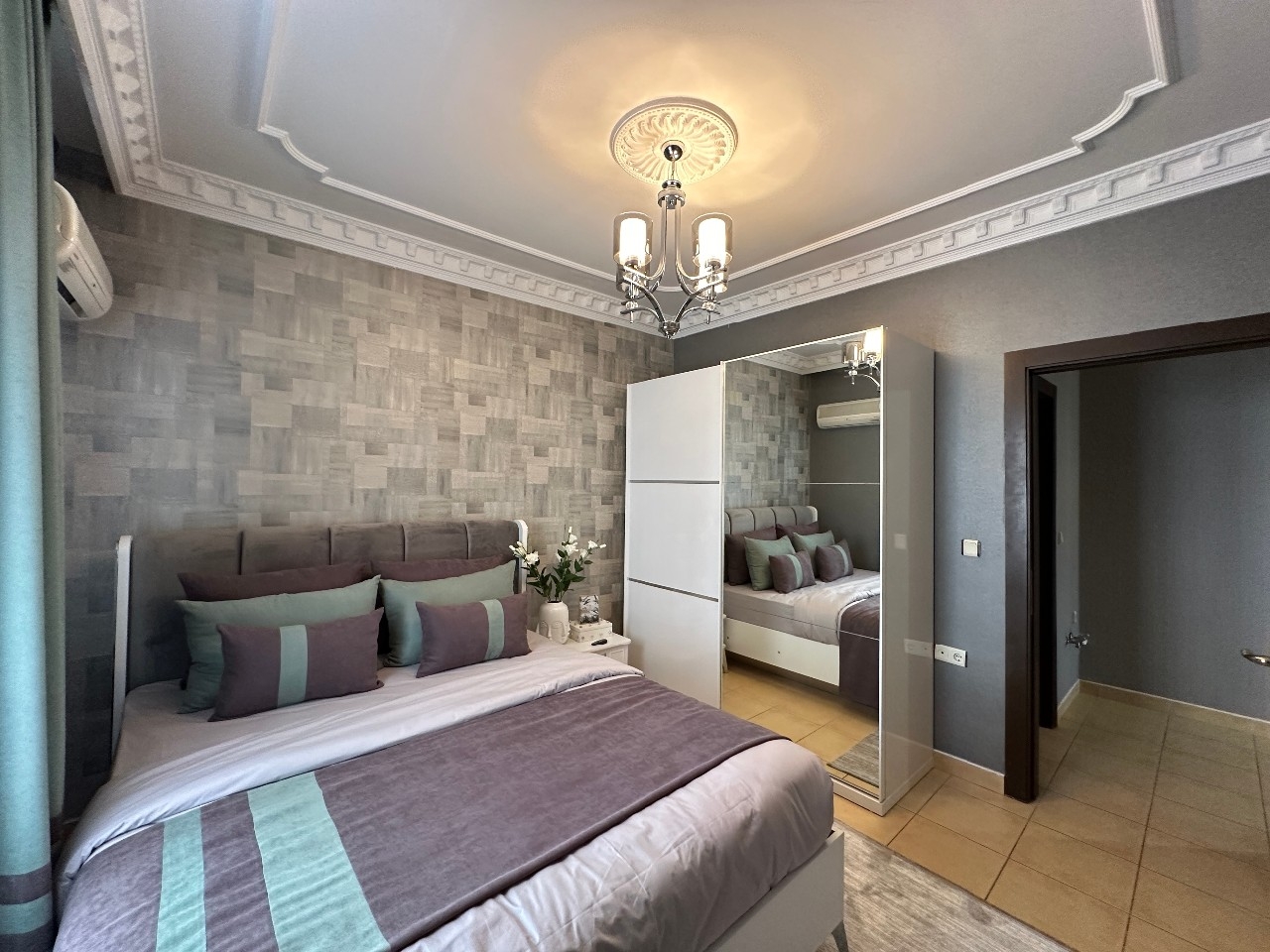 Rummelig 2+1 Lejlighed med Bjergudsigt i Alanya Center