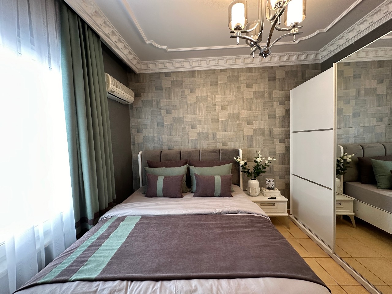Rummelig 2+1 Lejlighed med Bjergudsigt i Alanya Center