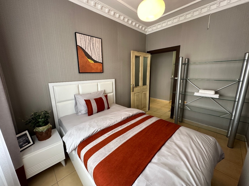 Rummelig 2+1 Lejlighed med Bjergudsigt i Alanya Center