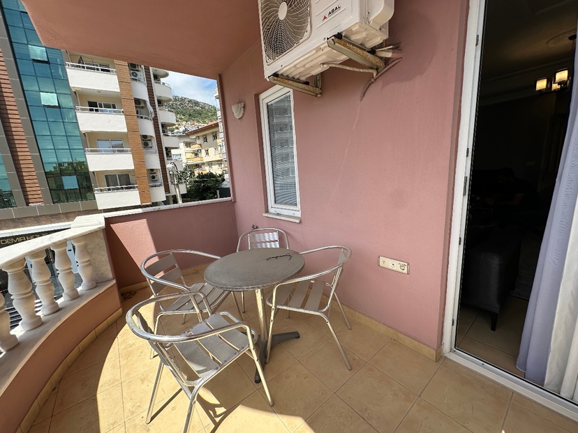 Rummelig 2+1 Lejlighed med Bjergudsigt i Alanya Center