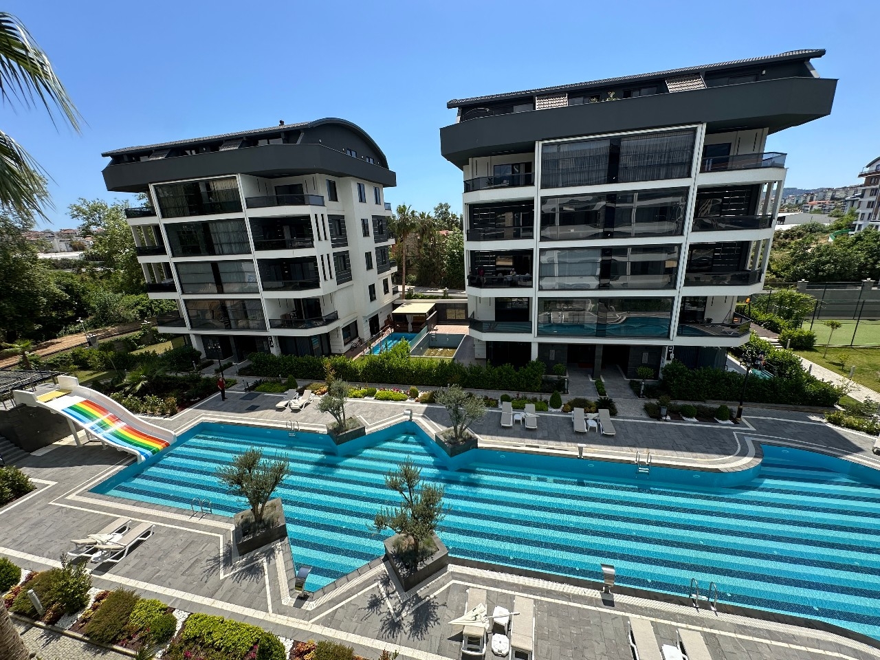 Lyxig 3+1 Lägenhet med bergsutsikt i Alanya - Oba