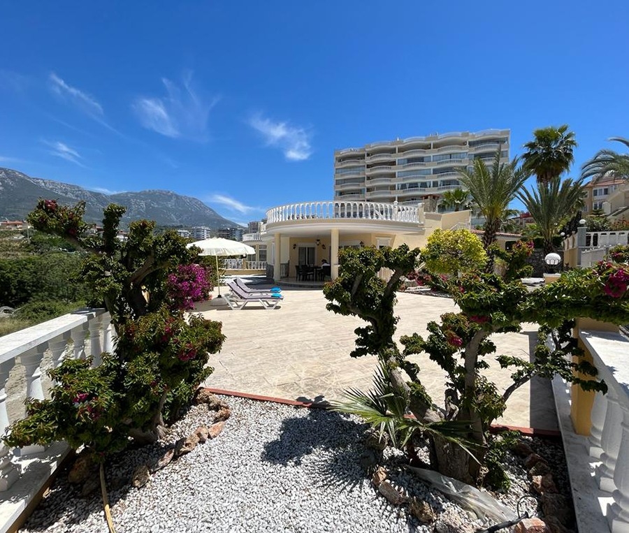 Lyxig 3+1 Villa med Fantastiskt Hav och Bergsutsikt i Mahmutlar, Alanya