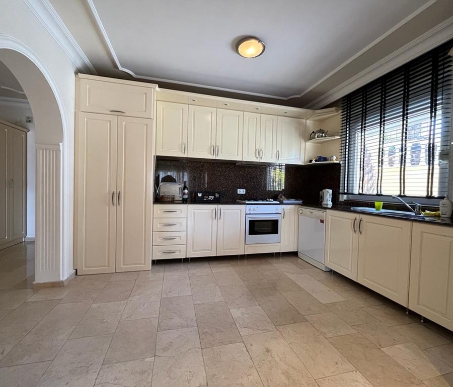 Lyxig 3+1 Villa med Fantastiskt Hav och Bergsutsikt i Mahmutlar, Alanya