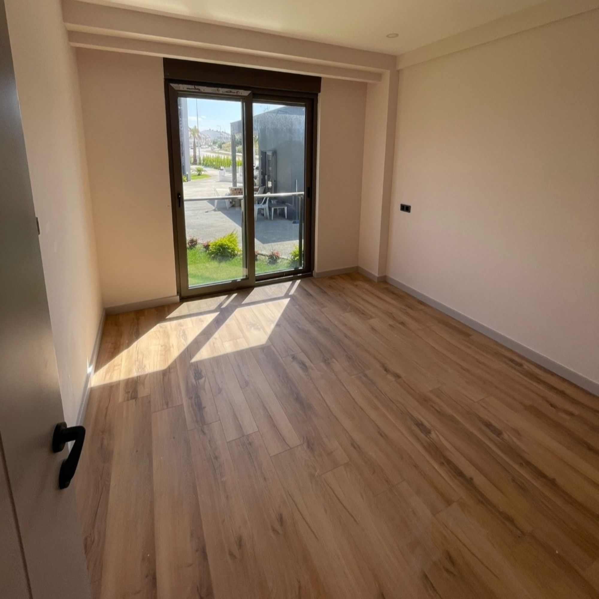 Luxurious Mountain View 2+1 Apartment in Side Center