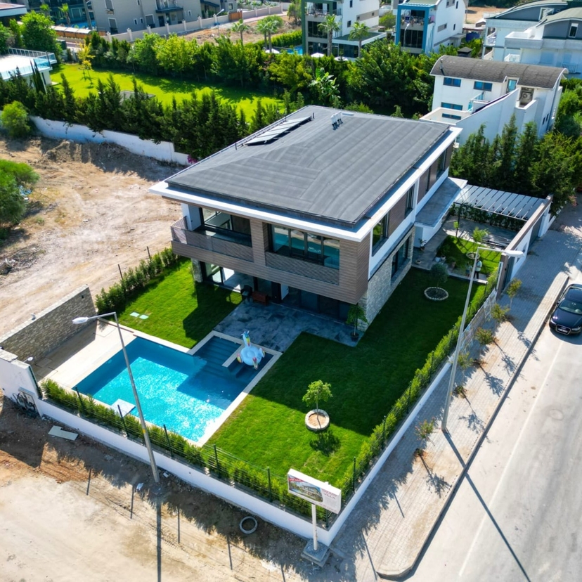 Romslig 4+1 Villa med Basseng & Lekeplass for Barn, BELEK Senter