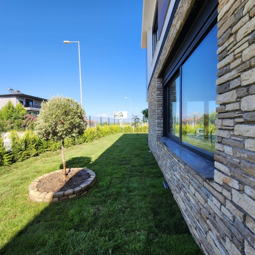 Romslig 4+1 Villa med Basseng & Lekeplass for Barn, BELEK Senter
