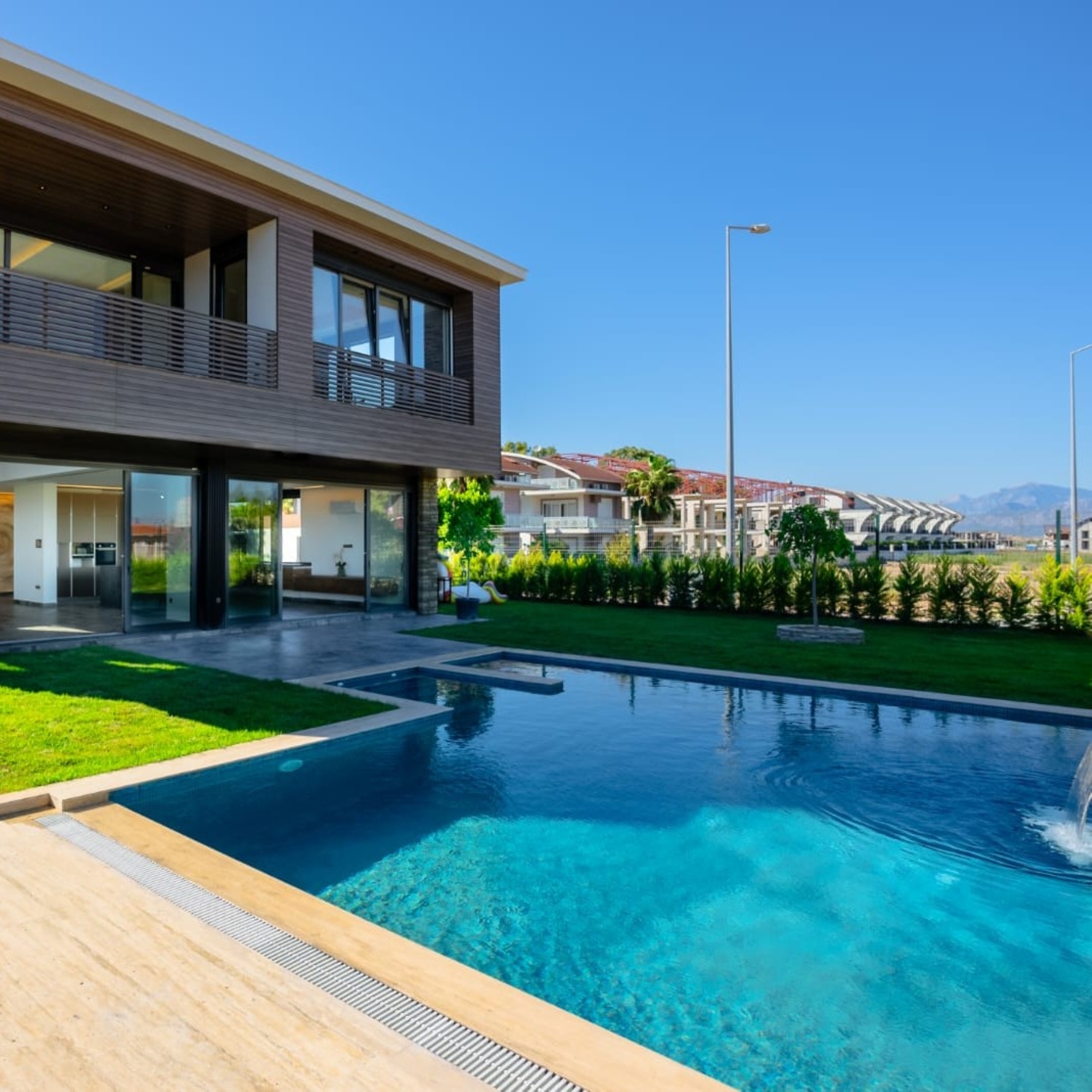 Romslig 4+1 Villa med Basseng & Lekeplass for Barn, BELEK Senter