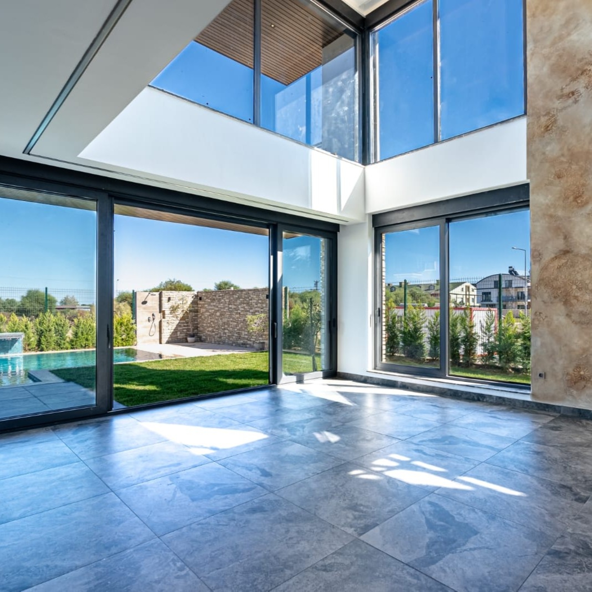Romslig 4+1 Villa med Basseng & Lekeplass for Barn, BELEK Senter