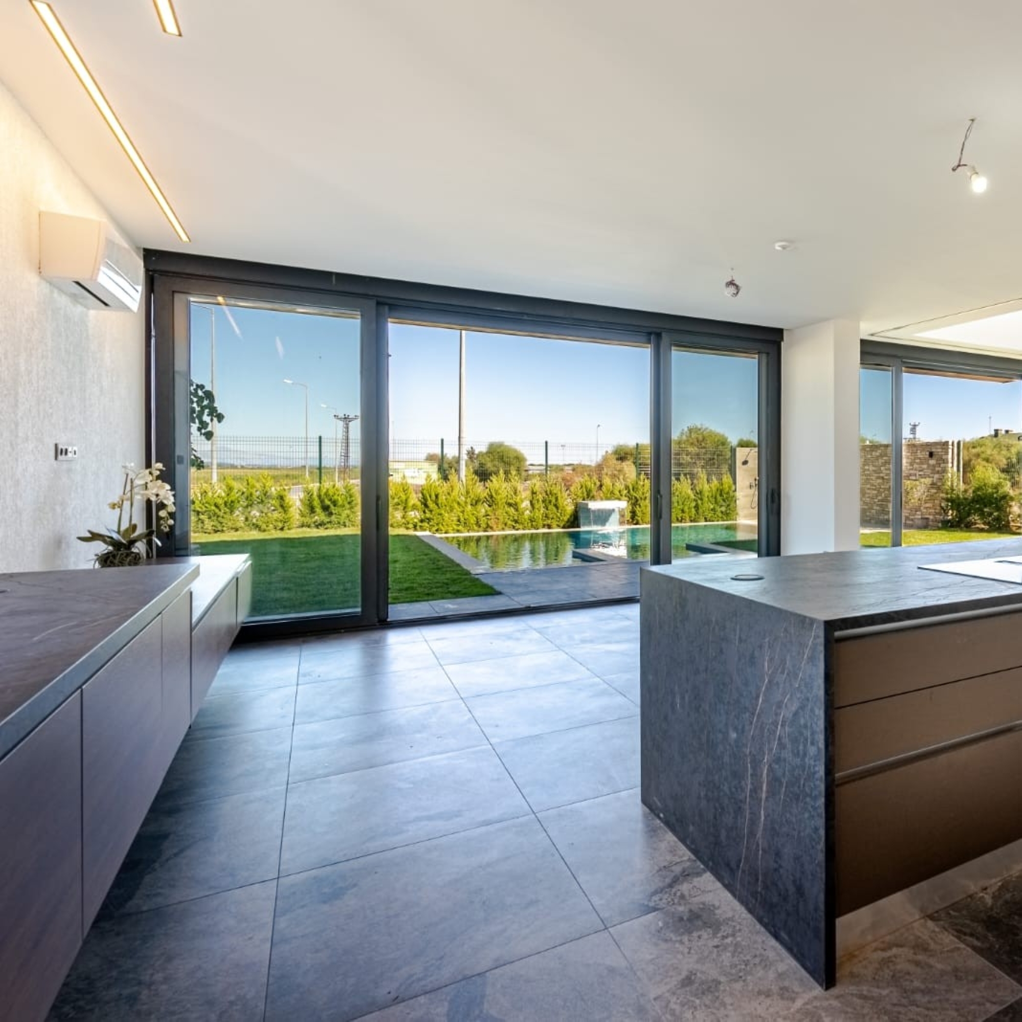 Romslig 4+1 Villa med Basseng & Lekeplass for Barn, BELEK Senter