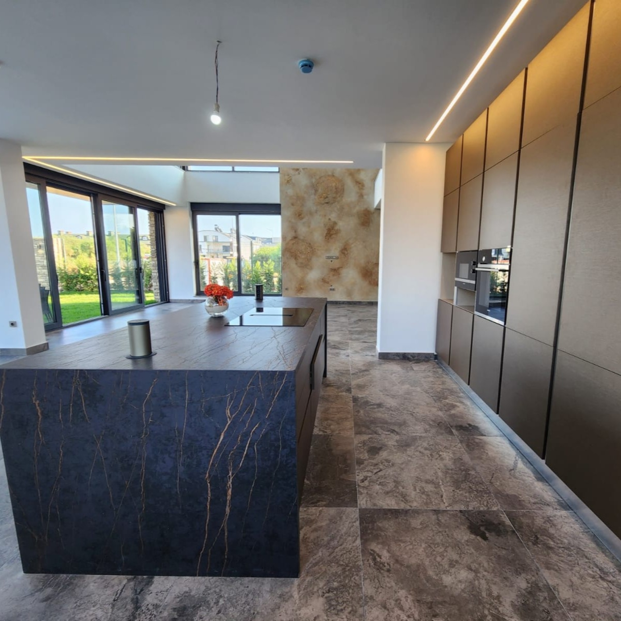 Romslig 4+1 Villa med Basseng & Lekeplass for Barn, BELEK Senter