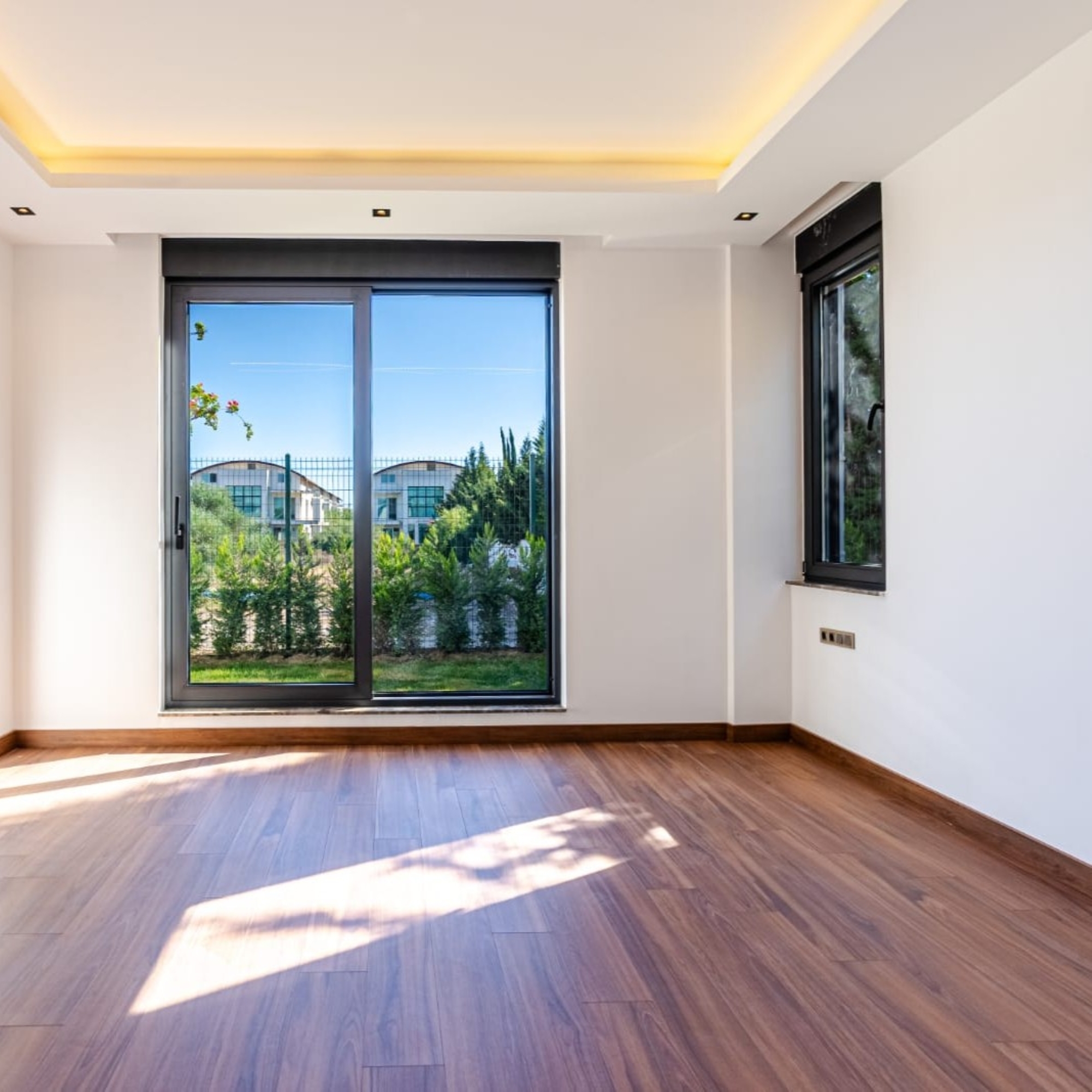 Romslig 4+1 Villa med Basseng & Lekeplass for Barn, BELEK Senter