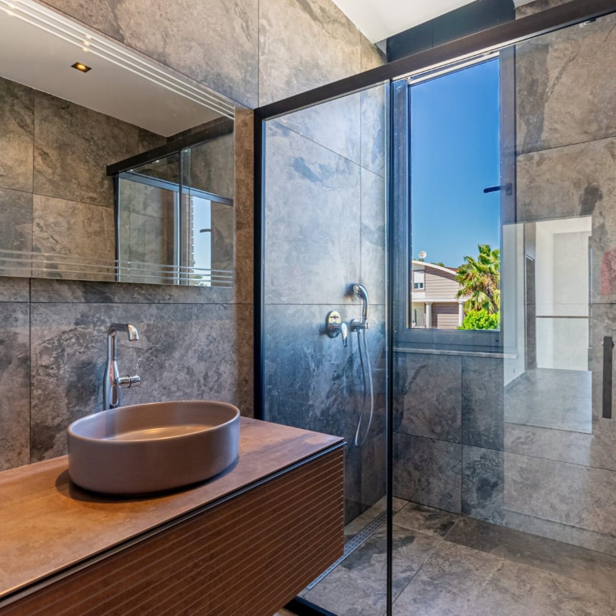 Romslig 4+1 Villa med Basseng & Lekeplass for Barn, BELEK Senter