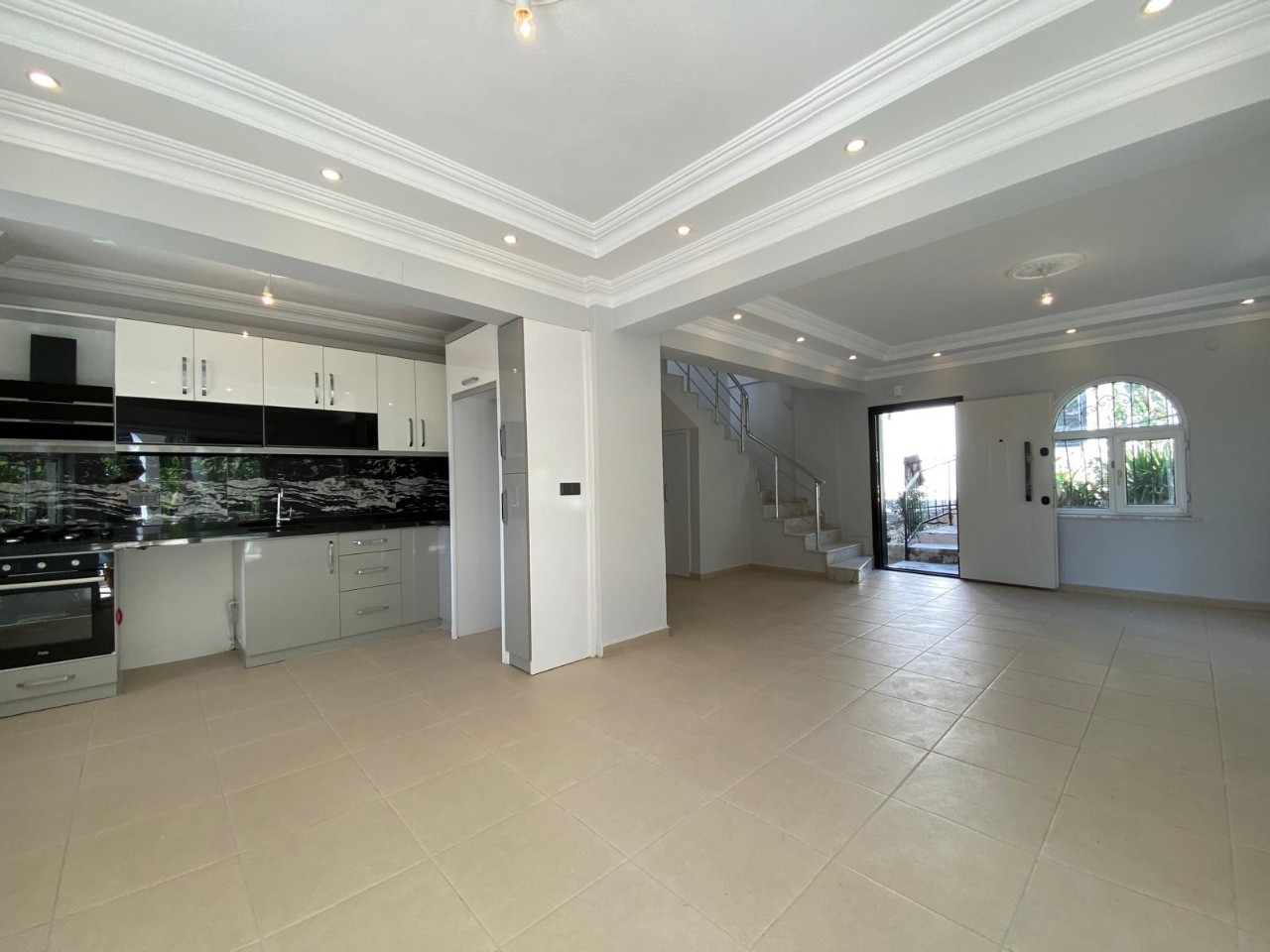 Luxury 3+1 Villa with Sea and Mountain Views in Alanya - Avsallar