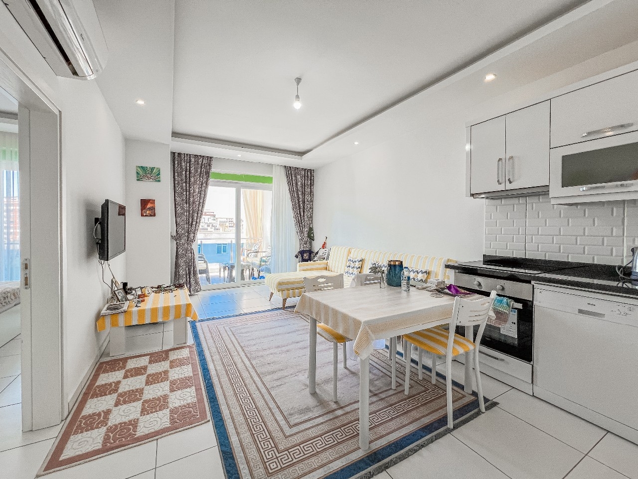 Modern 1+1 lägenhet med bergsutsikt i Alanya