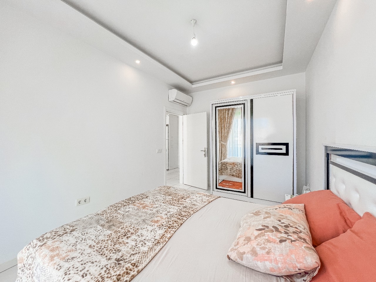 Modern 1+1 lägenhet med bergsutsikt i Alanya