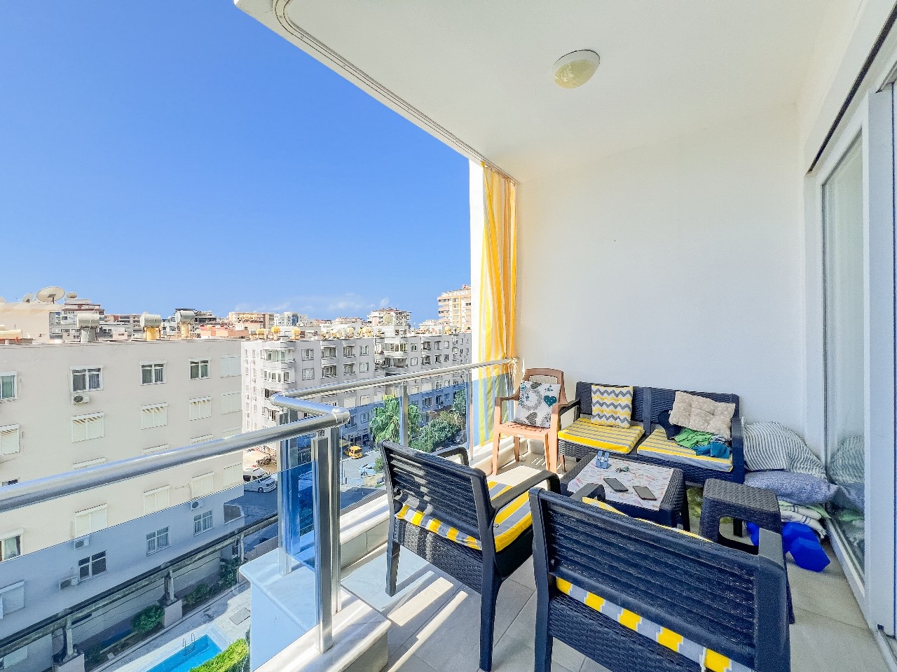 Modern 1+1 lägenhet med bergsutsikt i Alanya