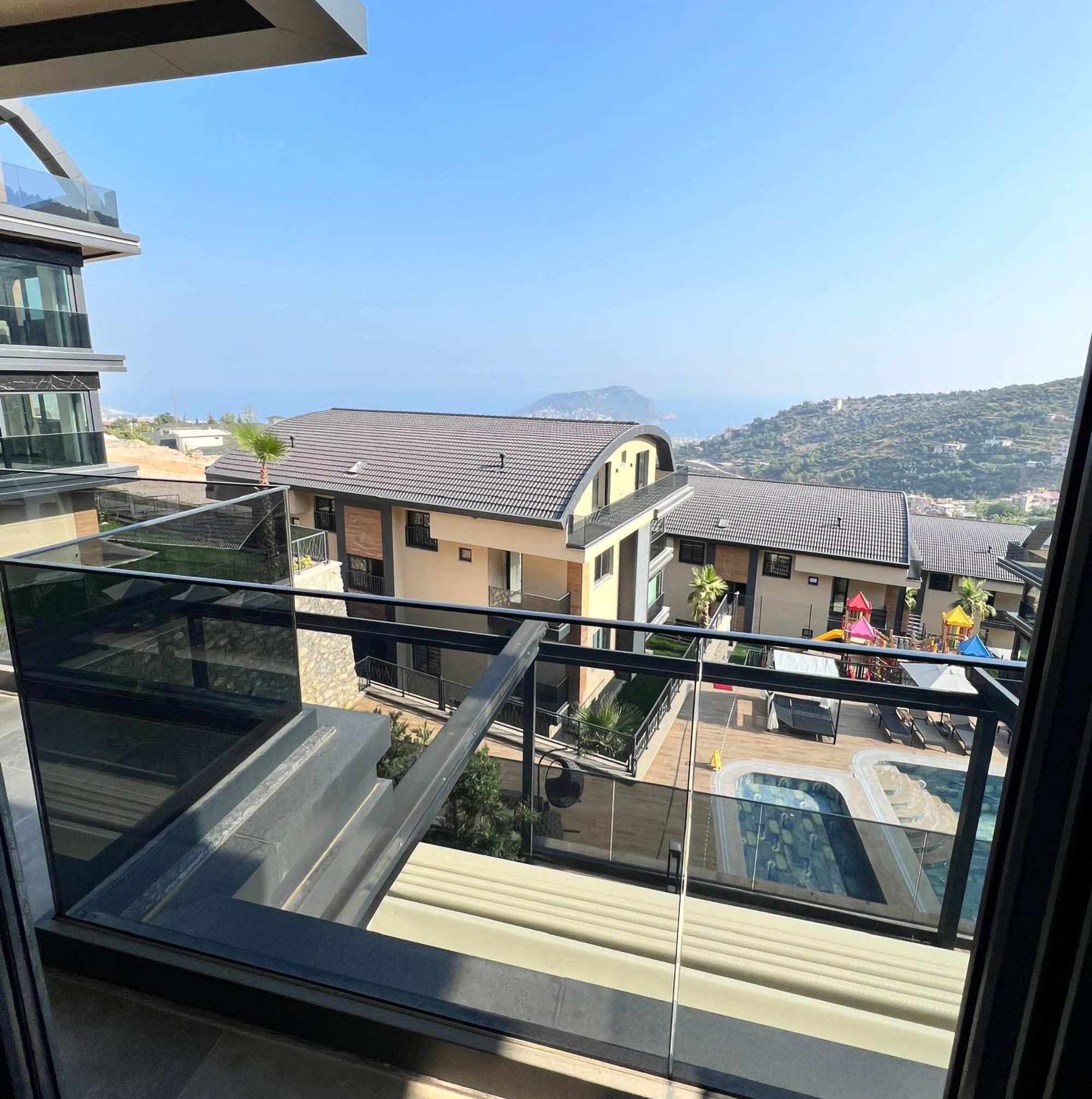 Luxuriöse 4+1 Gartenwohnung mit Meerblick und Burgblick in Alanya-Tepe