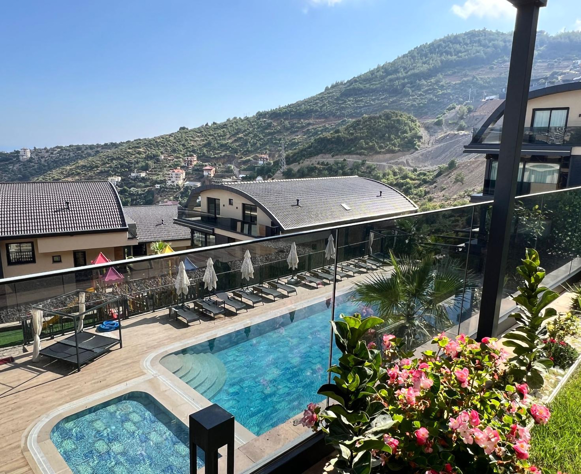 Luxuriöse 4+1 Gartenwohnung mit Meerblick und Burgblick in Alanya-Tepe