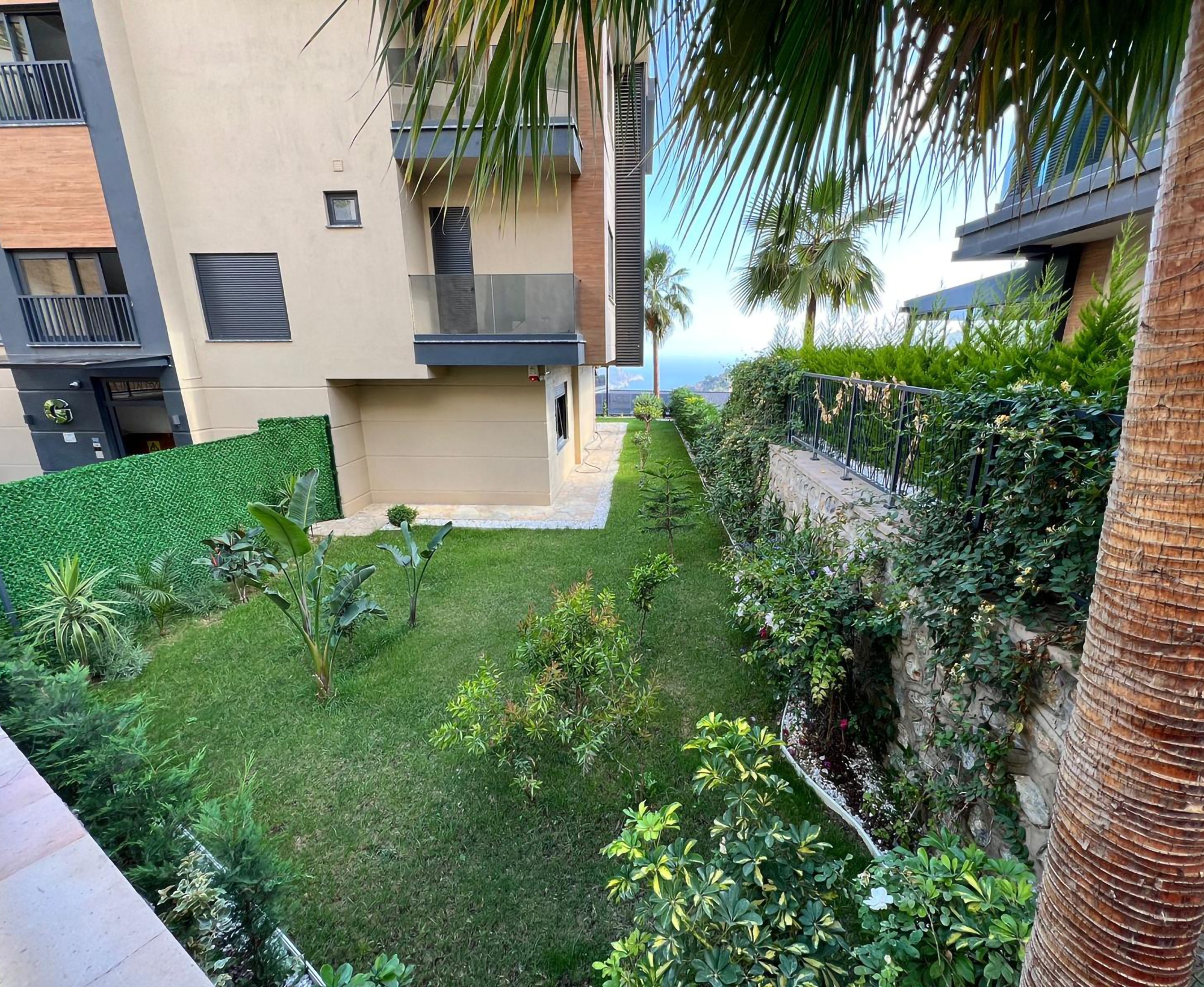 Luxuriöse 4+1 Gartenwohnung mit Meerblick und Burgblick in Alanya-Tepe