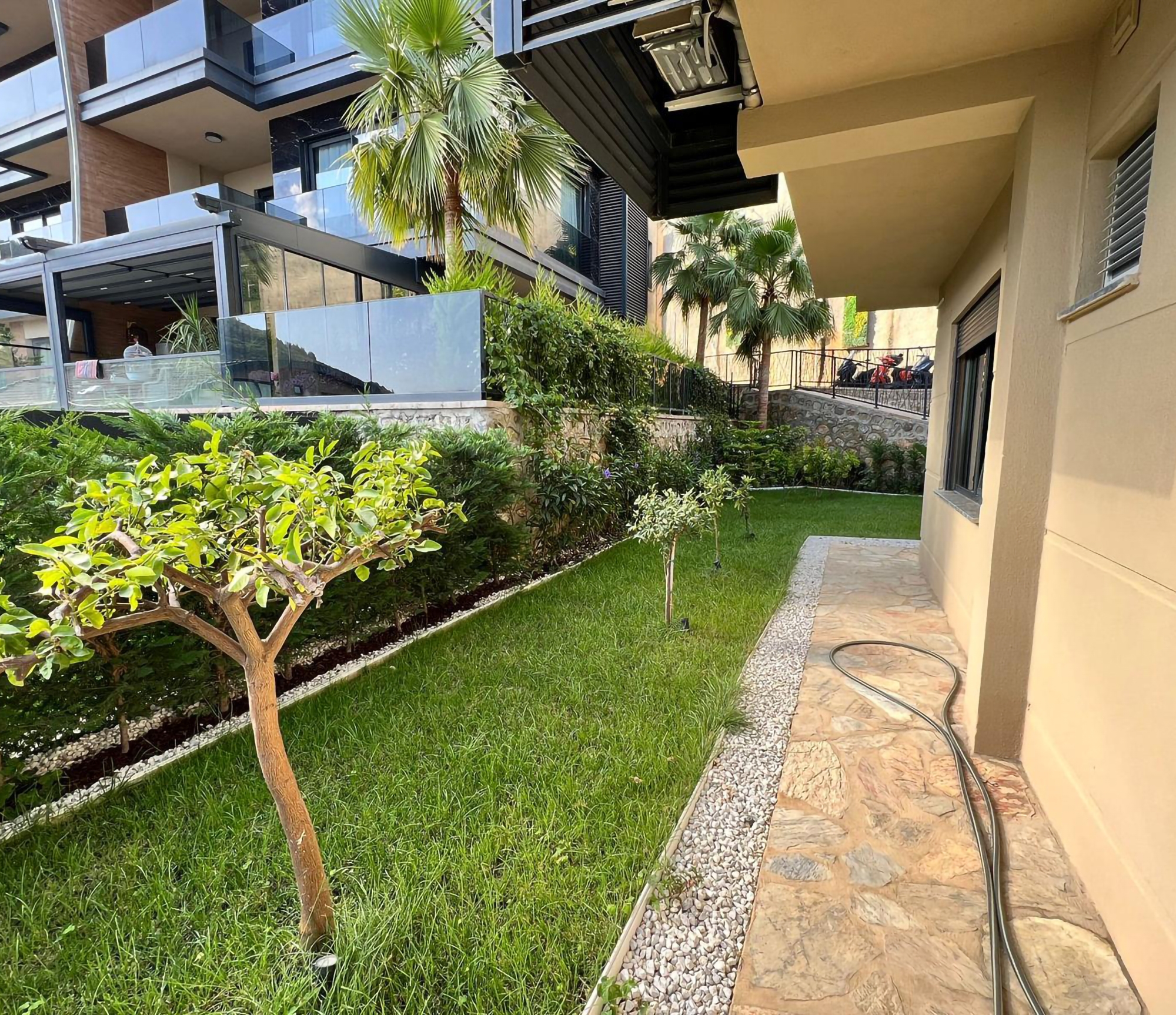 Luxuriöse 4+1 Gartenwohnung mit Meerblick und Burgblick in Alanya-Tepe