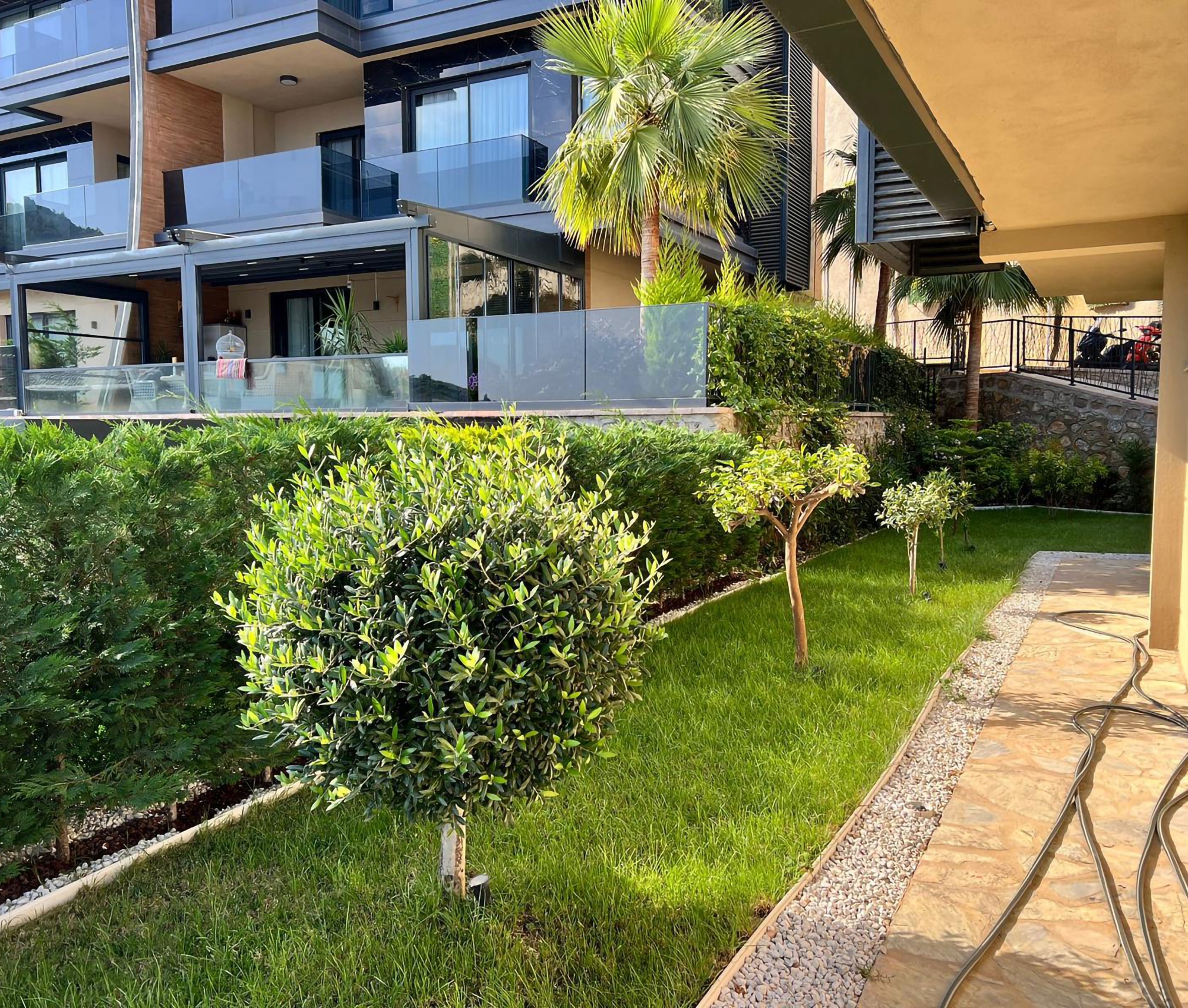 Luxuriöse 4+1 Gartenwohnung mit Meerblick und Burgblick in Alanya-Tepe