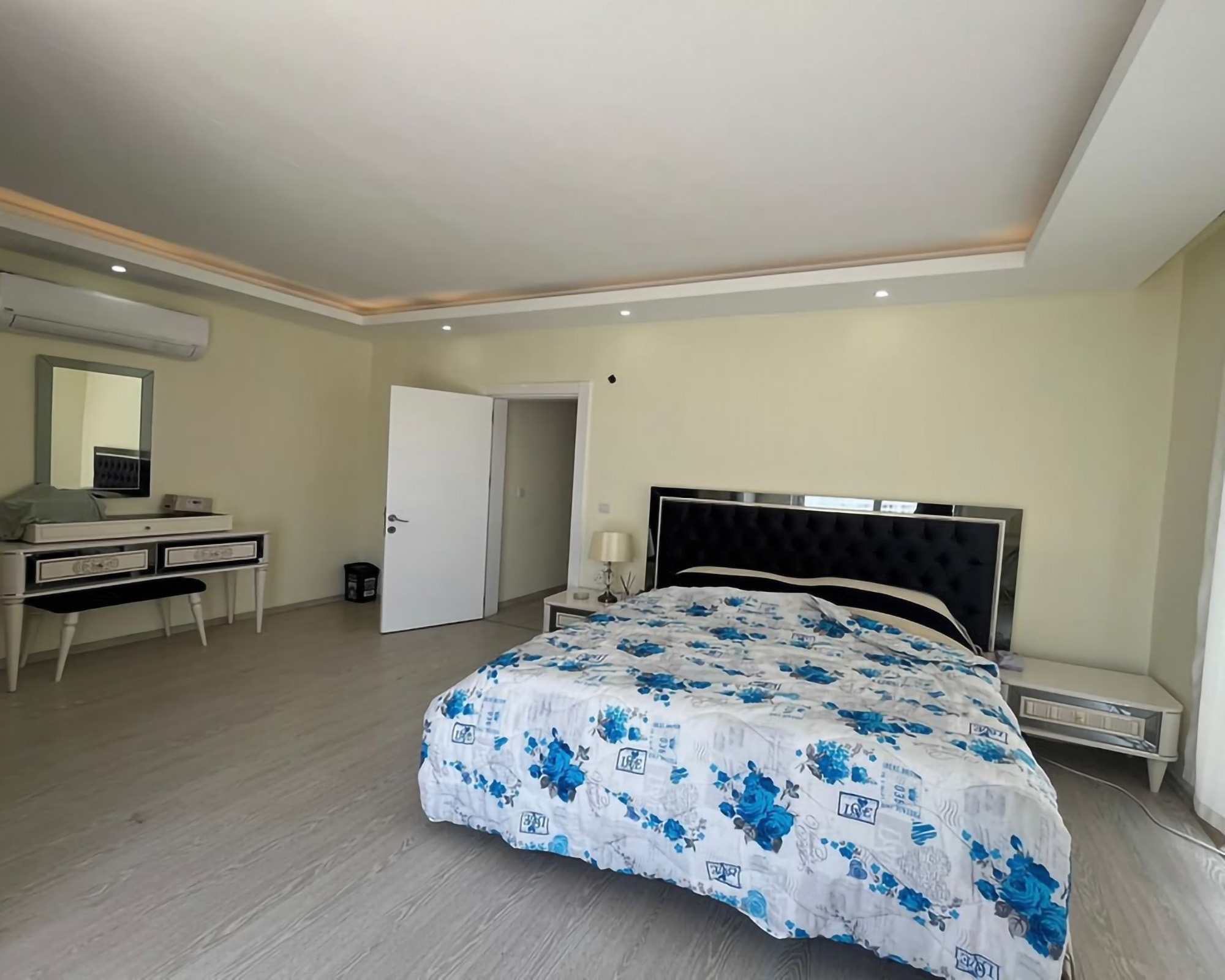 Lyxig 4+1 Takvåning med Bergsutsikt i Alanya