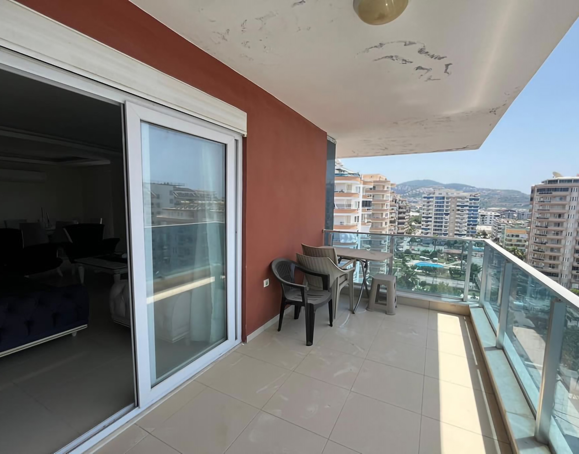 Lyxig 4+1 Takvåning med Bergsutsikt i Alanya