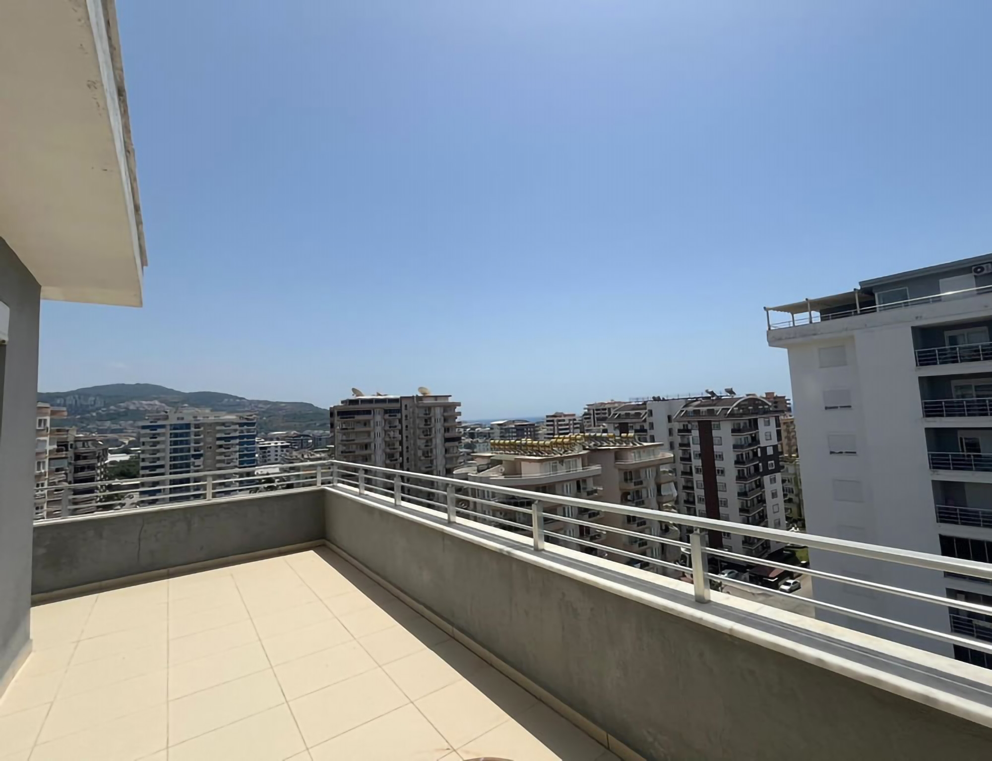 Lyxig 4+1 Takvåning med Bergsutsikt i Alanya