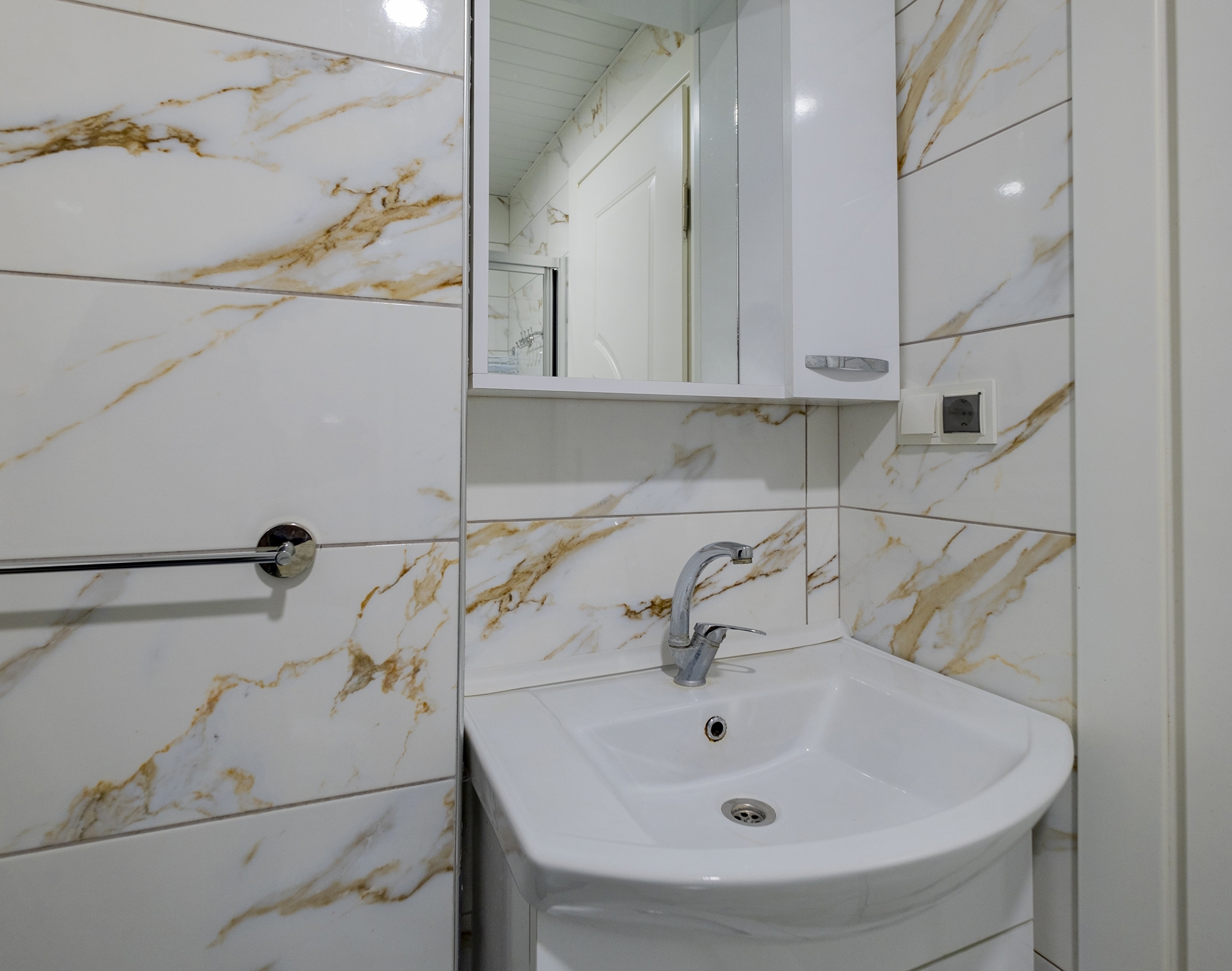 Spacious 3+1 Apartment with Mountain Views in Mahmutlar