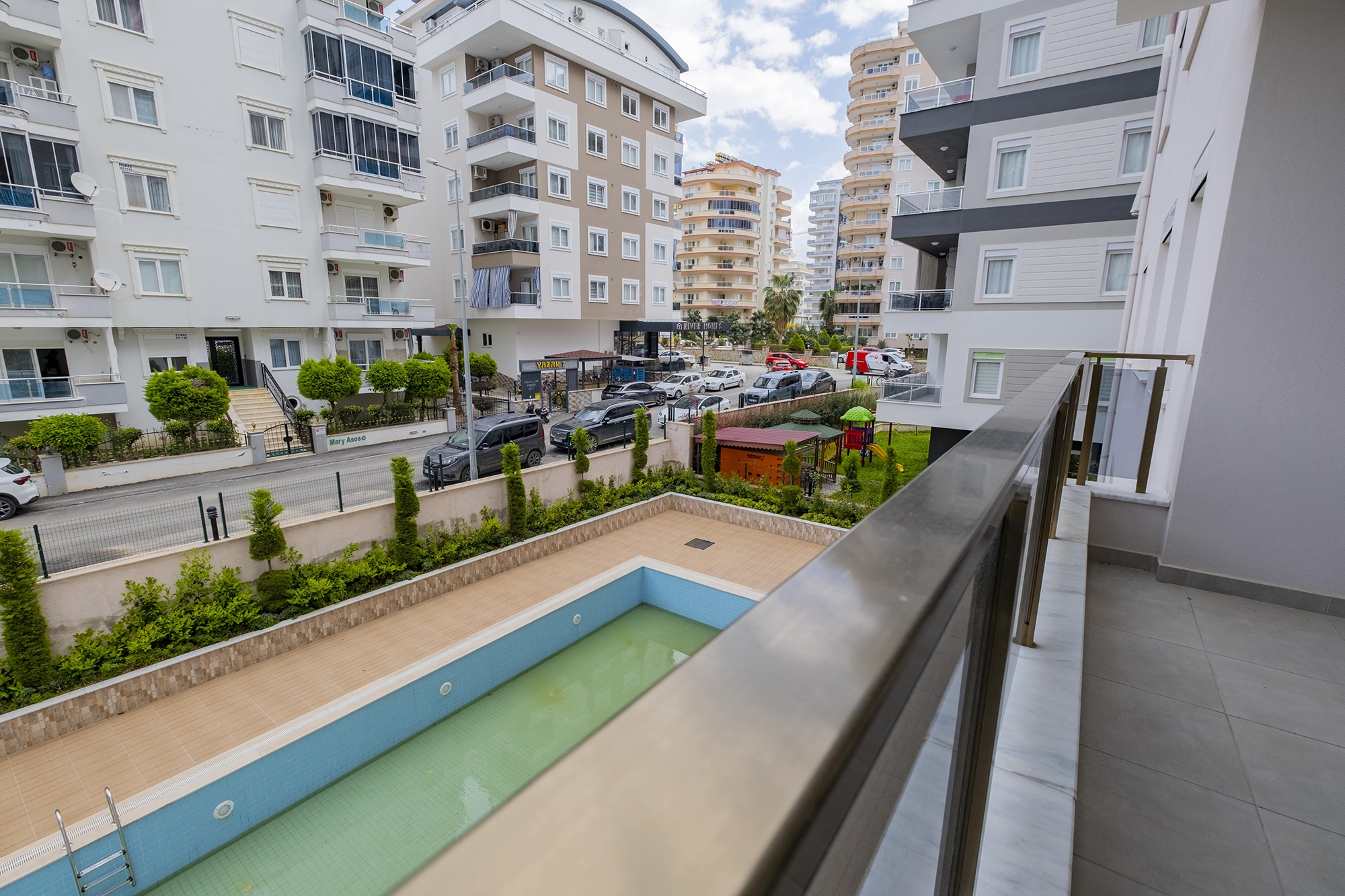 Spacious 3+1 Apartment with Mountain Views in Mahmutlar
