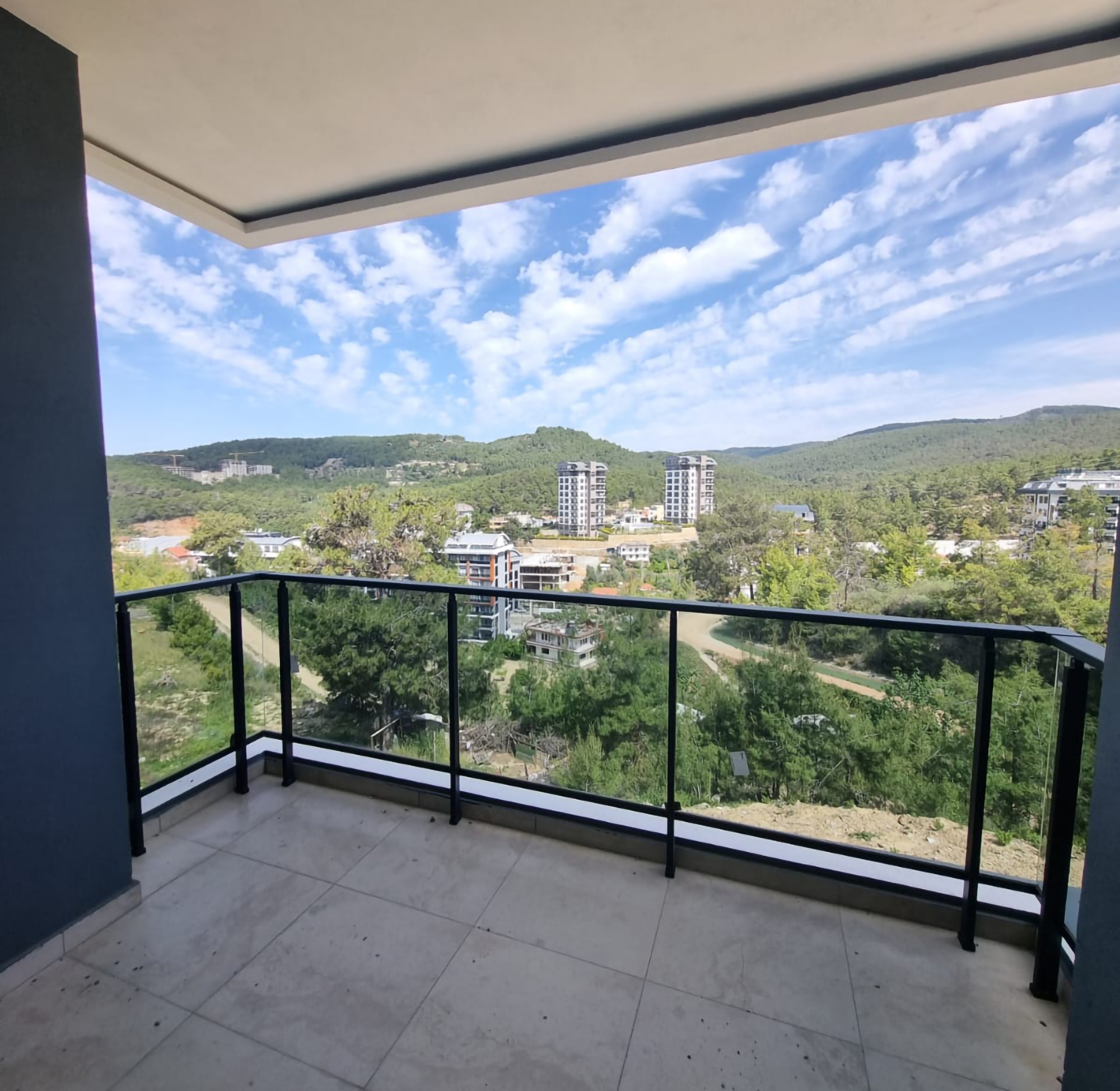 Luxurious 1+1 Apartment with Mountain View in Avsallar