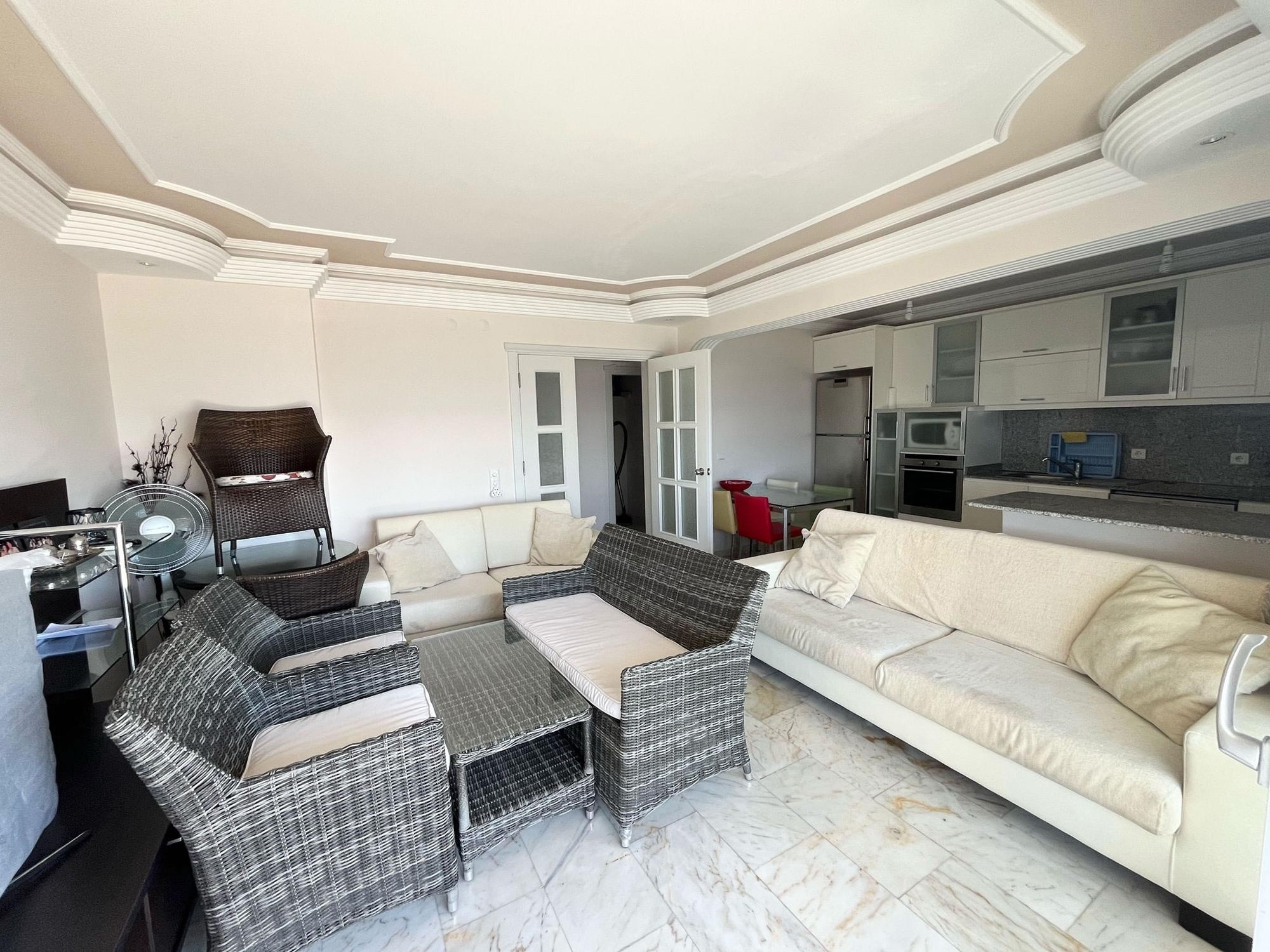 Strandnahes 2+1 Apartment mit Meeres- und Burgblick, Alanya