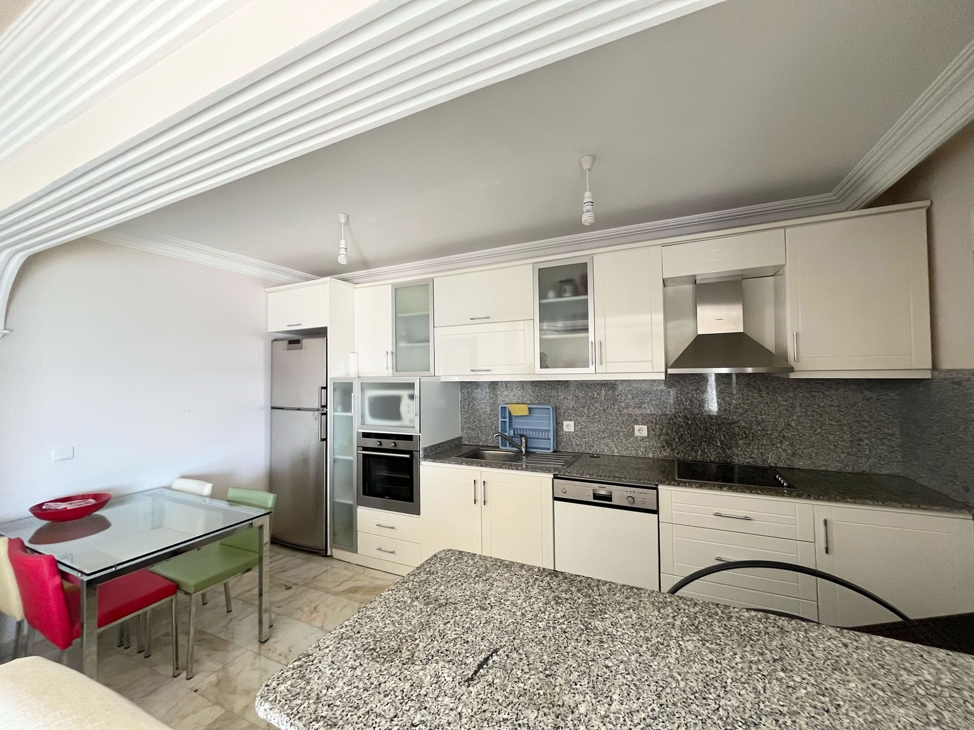 Strandnahes 2+1 Apartment mit Meeres- und Burgblick, Alanya