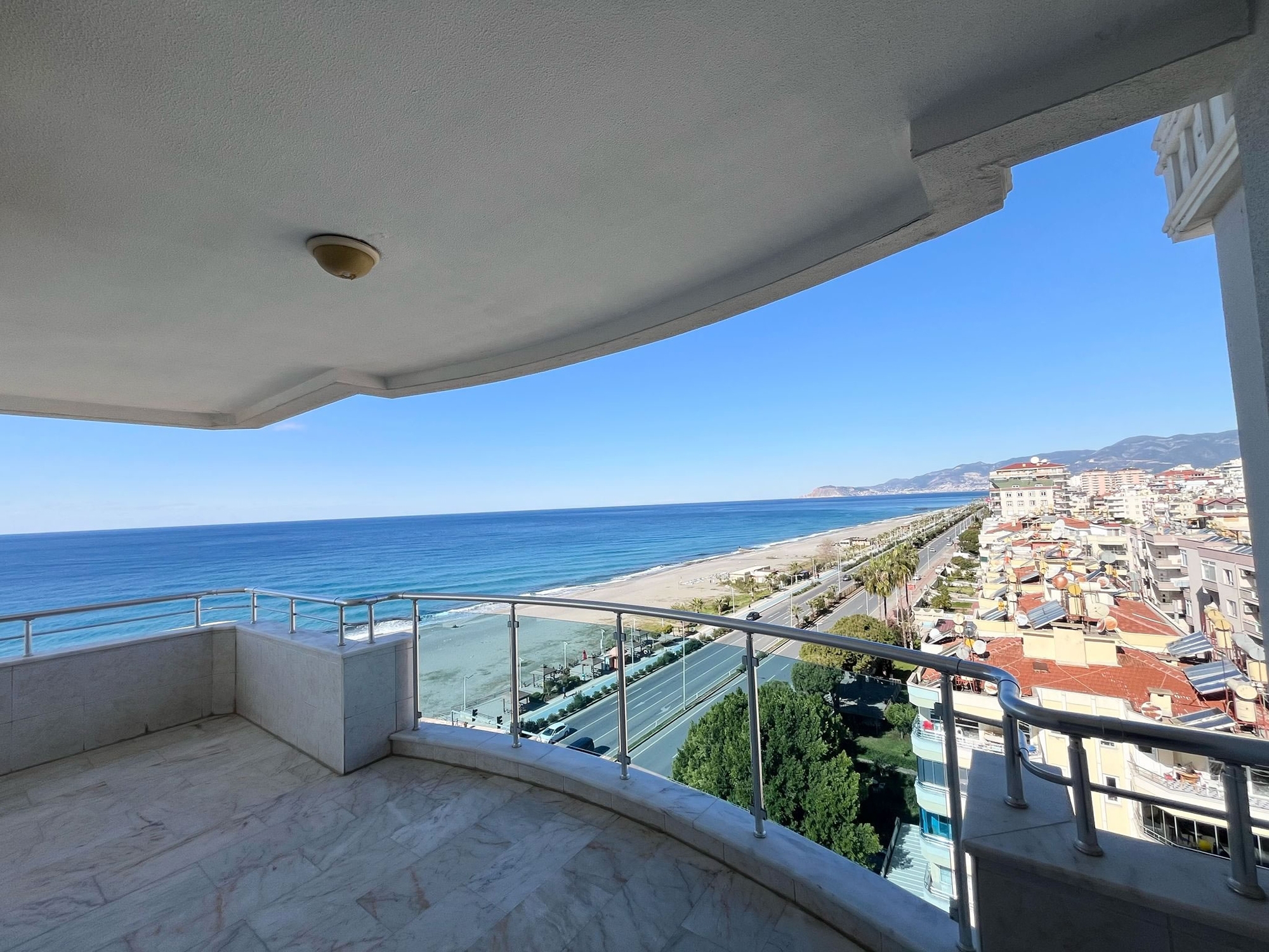 Strandnahes 2+1 Apartment mit Meeres- und Burgblick, Alanya