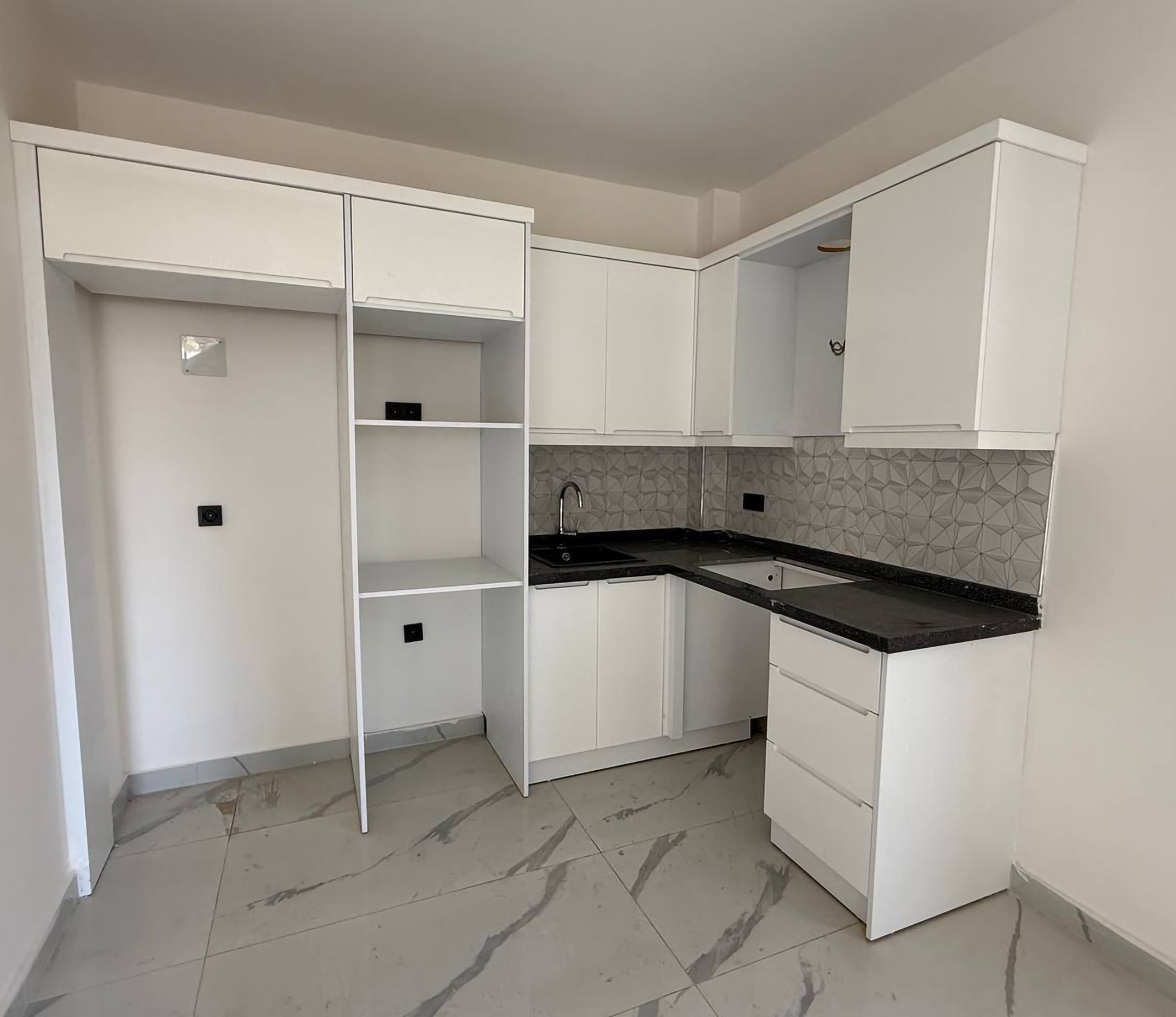 Lyxig 1+1 lägenhet med utsikt över bergen, Alanya
