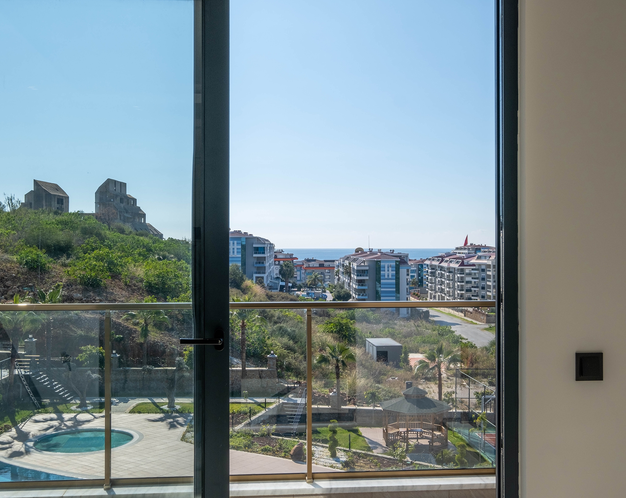 Luxurious 1+1 Apartment with Sea and Mountain Views, Alanya-Kestel