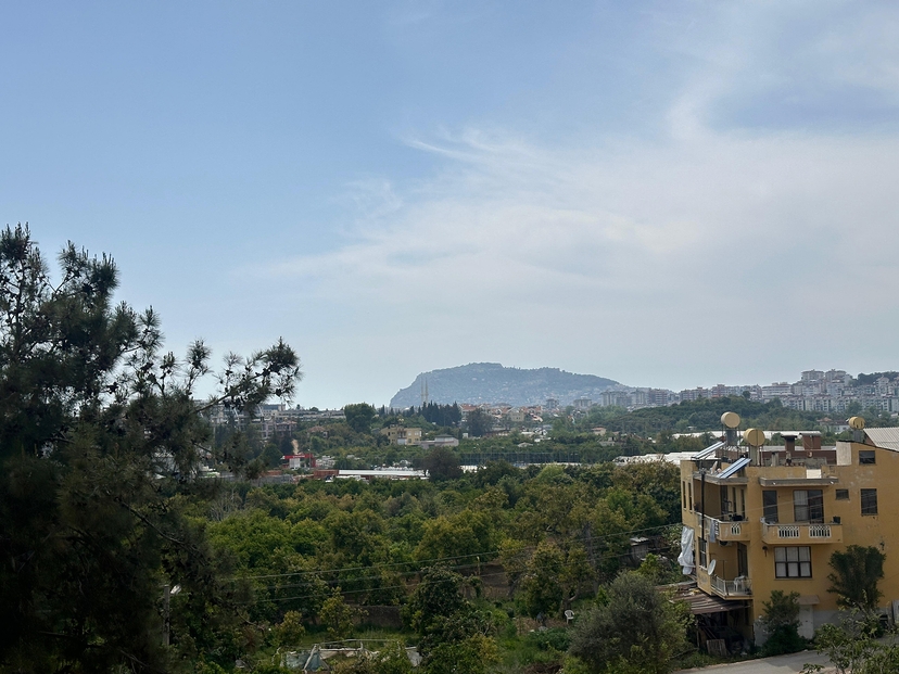 Linna- ja vuorinäkymillä varustettu 1+1 asunto Oba, Alanya