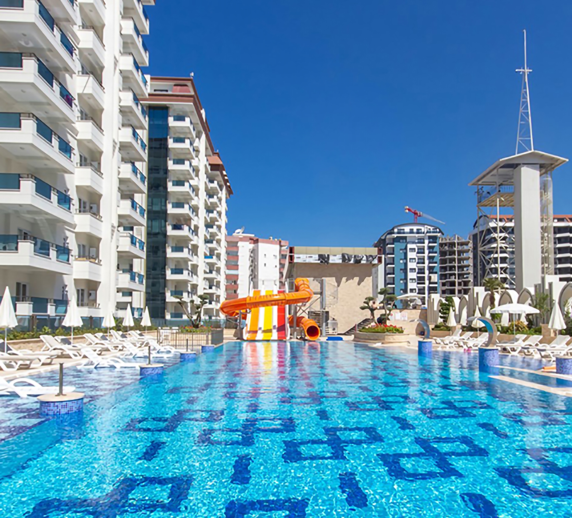 Luxurious 1+1 Apartment with Mountain Views in Mahmutlar, Alanya