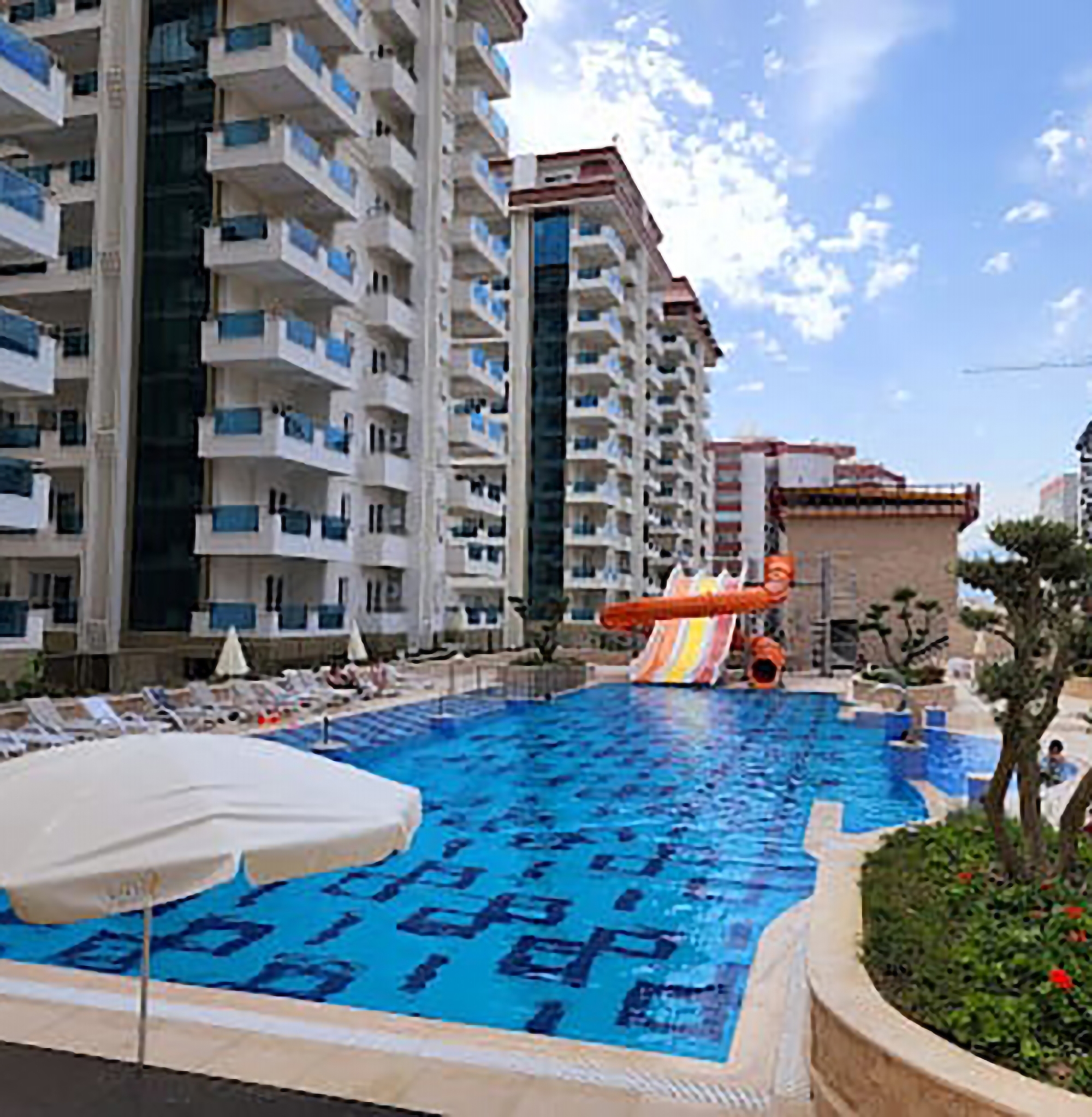 Luxurious 1+1 Apartment with Mountain Views in Mahmutlar, Alanya