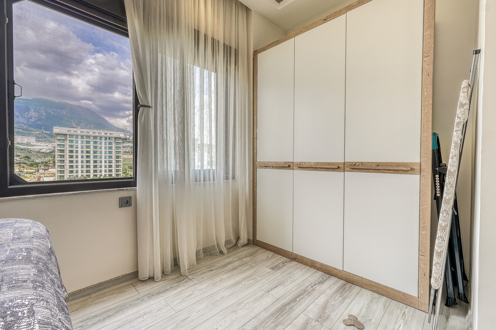 Luxury 1+1 Apartment with Stunning Views in Mahmutlar, Alanya