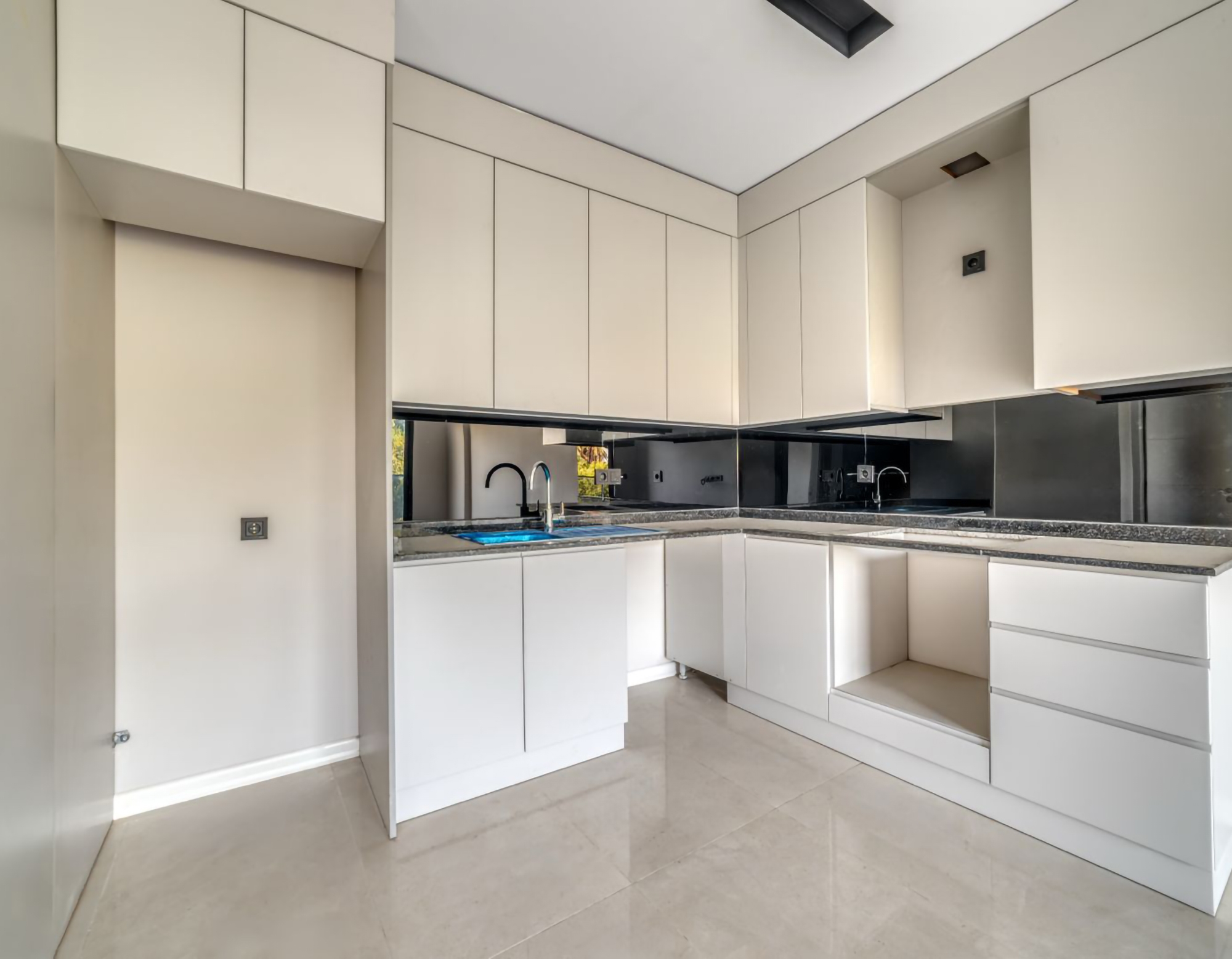 Luksuriøs 1+1 leilighet i Oba, Alanya med fjellutsikt