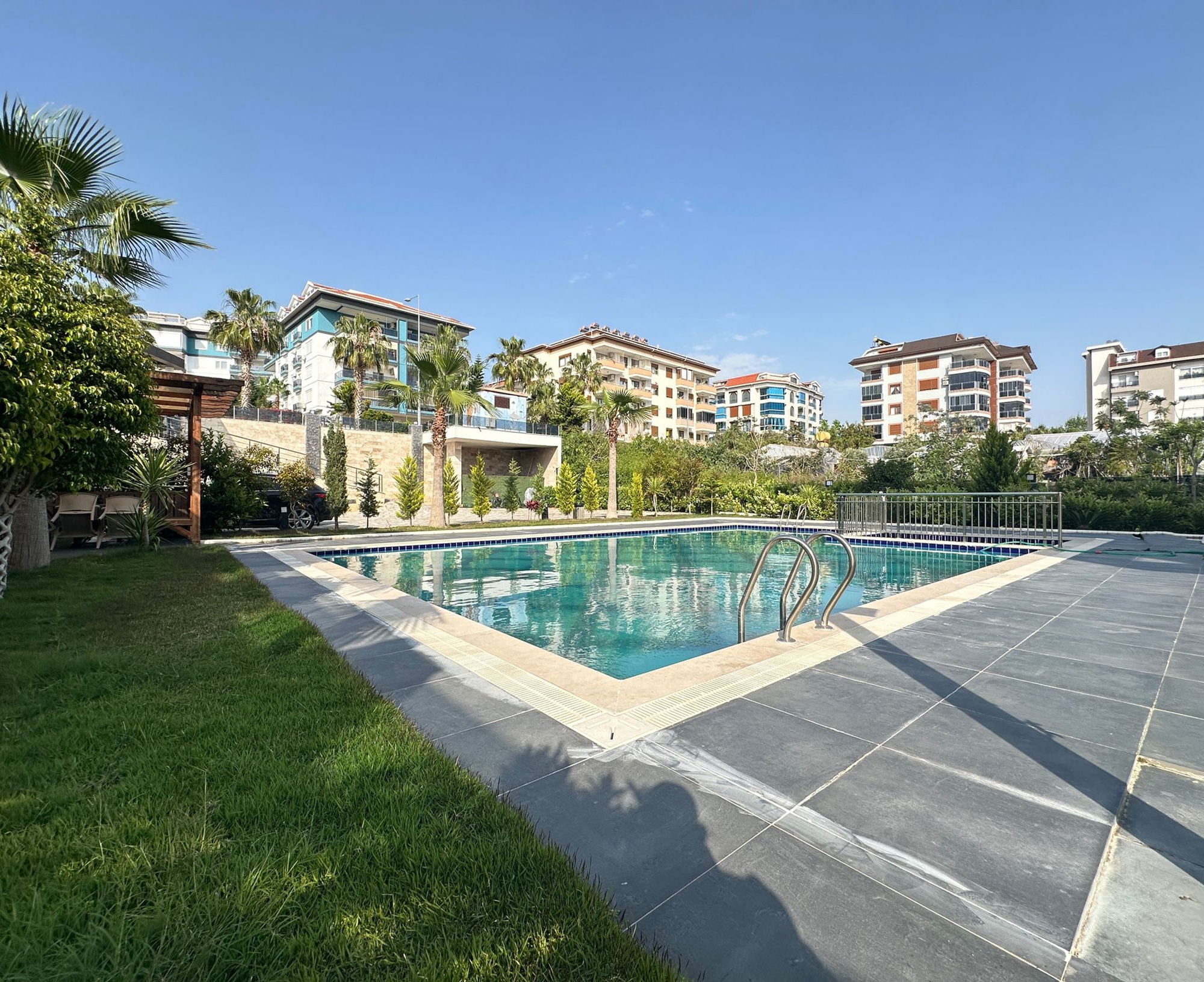 Moderne 1+1 Lejlighed med Hav- og Bjergudsigt i Kestel, Alanya