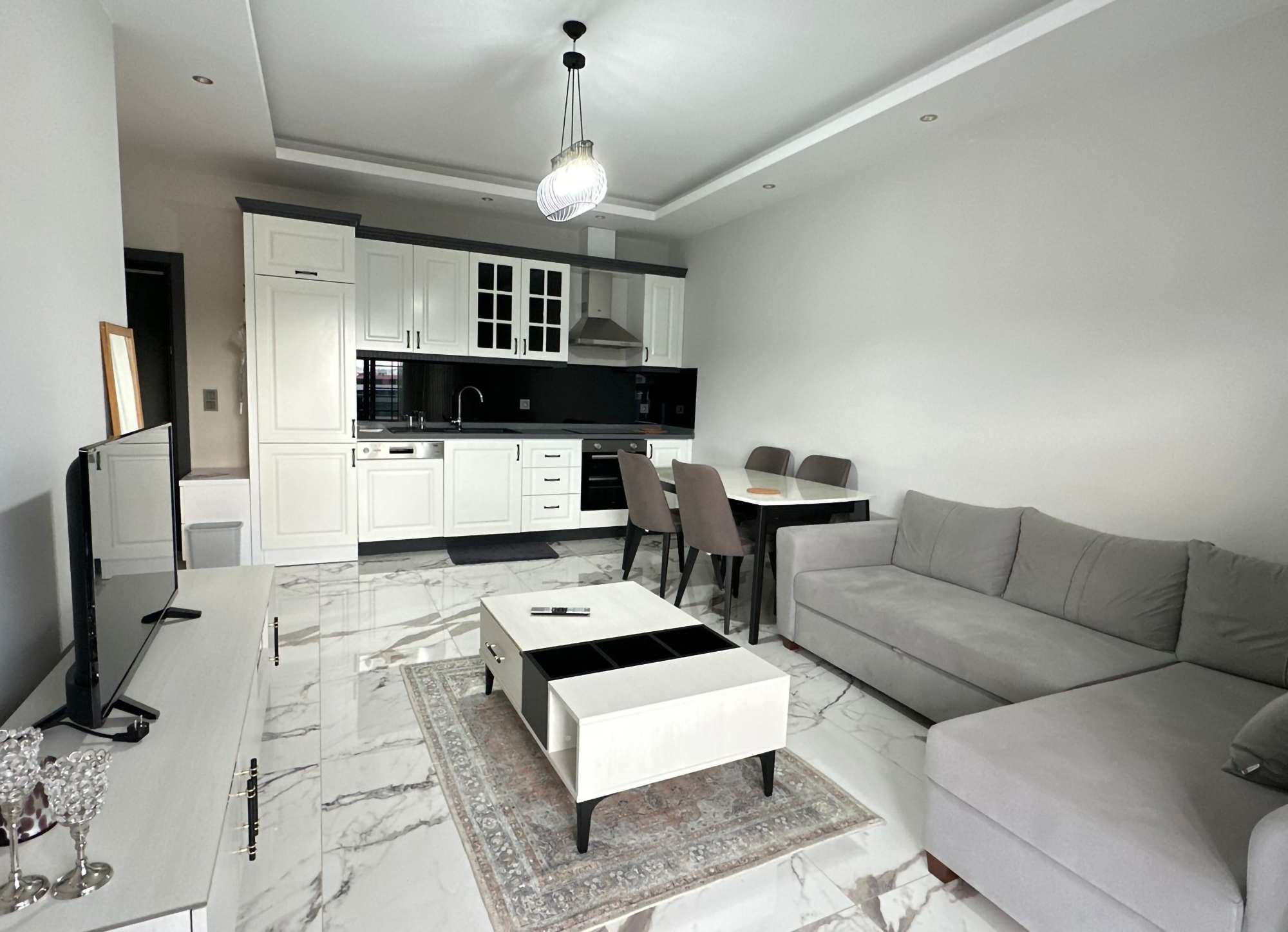 Moderne 1+1 Lejlighed med Hav- og Bjergudsigt i Kestel, Alanya